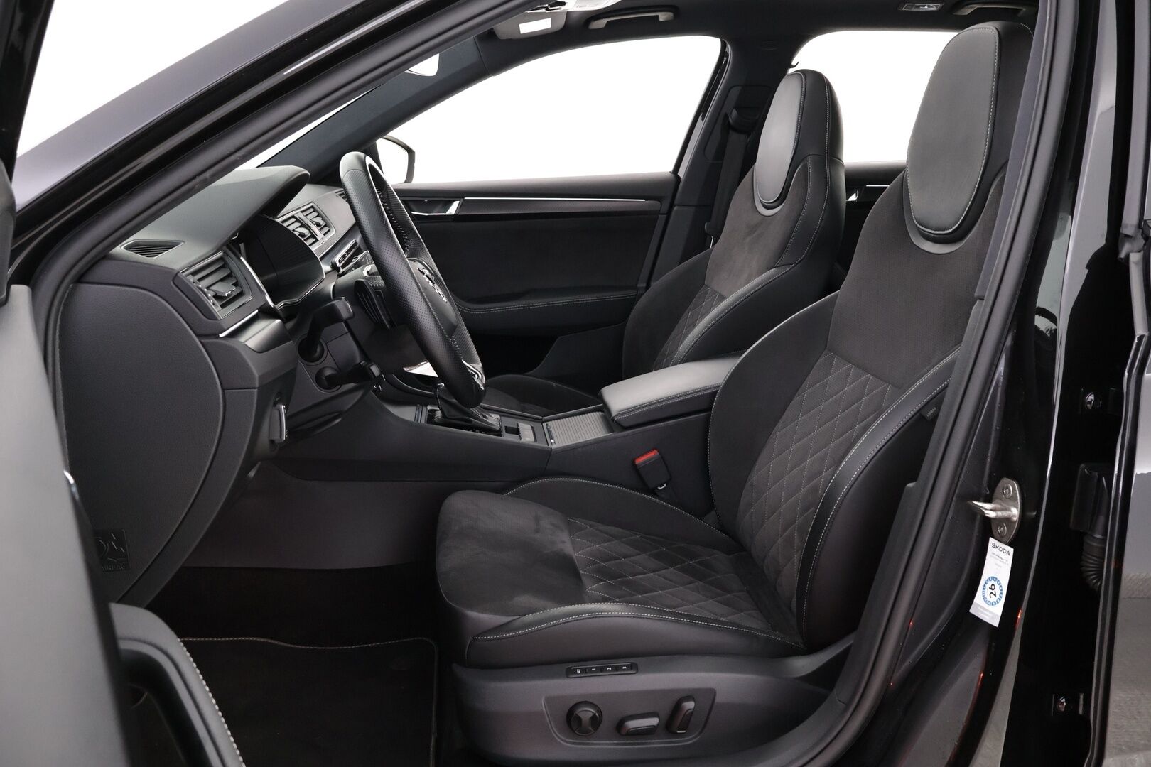 SKODA SUPERB 2022 iV Combi 1.4TSI Sportline DSG - Webasto | Adapt.Vakkari | Panorama | Canton | 360-Kamera | Matrix LED | Nahkasisusta | Muistipenkit | SUPERVARUSTEET!