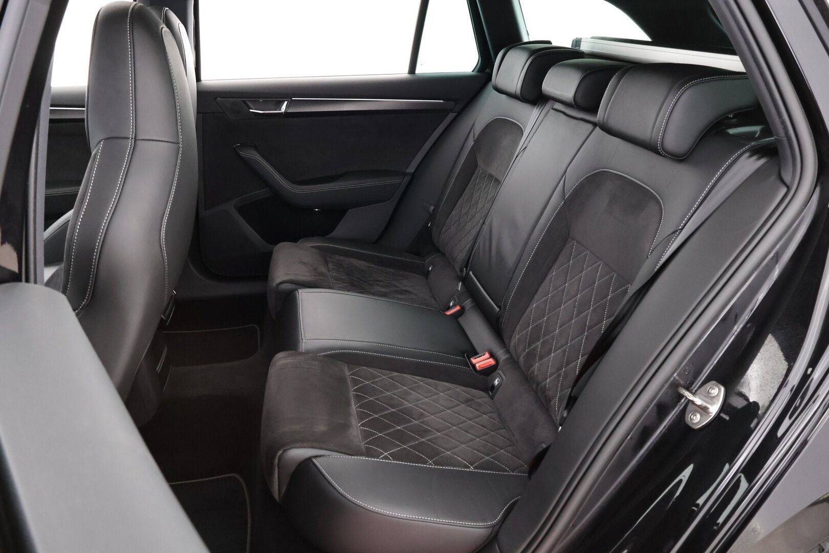 SKODA SUPERB 2022 iV Combi 1.4TSI Sportline DSG - Webasto | Adapt.Vakkari | Panorama | Canton | 360-Kamera | Matrix LED | Nahkasisusta | Muistipenkit | SUPERVARUSTEET!