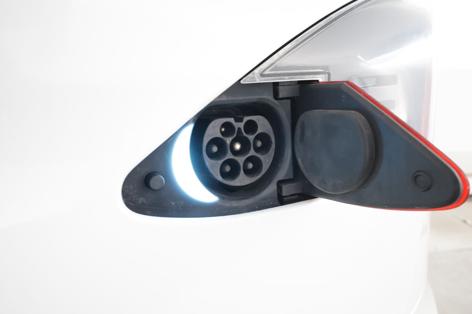 TESLA MODEL S 2019 Standard Range AWD * Lasikatto / ACC / LED / P.kamera / Muistipenkki / Premium Audio / Navi / Kaistavahti * - Ilma-alusta 