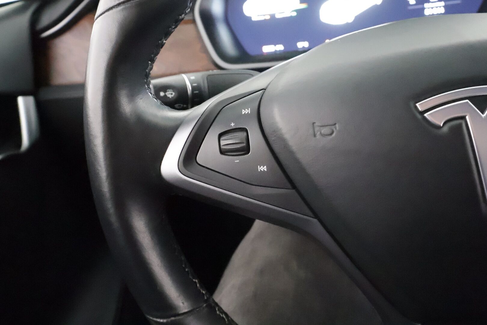 TESLA MODEL S 2019 Standard Range AWD * Lasikatto / ACC / LED / P.kamera / Muistipenkki / Premium Audio / Navi / Kaistavahti * - Ilma-alusta / Kattavat varusteet! - HULLUT AVAJAISHULINAT KORKOTARJOUS 3,29 %