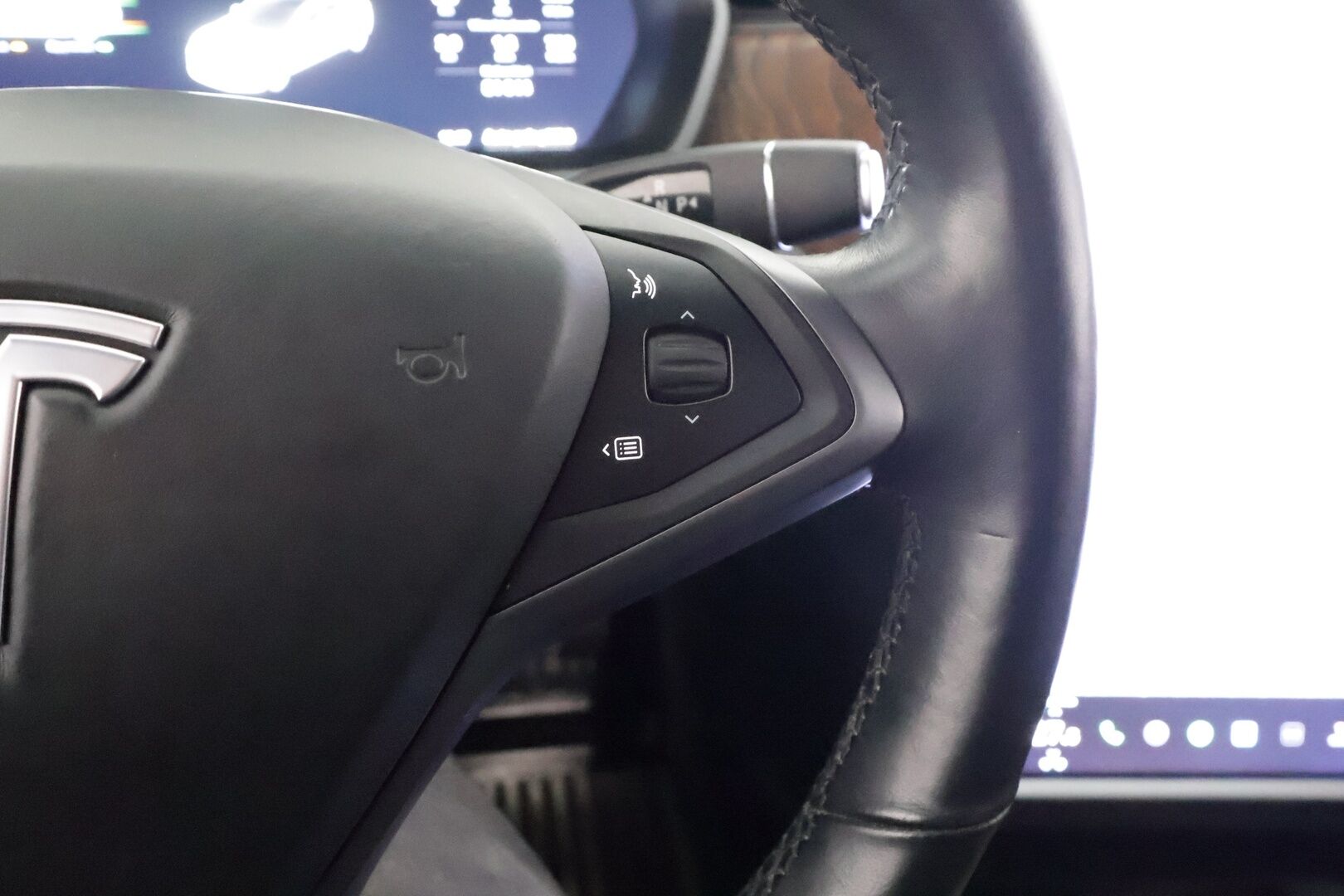 TESLA MODEL S 2019 Standard Range AWD * Lasikatto / ACC / LED / P.kamera / Muistipenkki / Premium Audio / Navi / Kaistavahti * - Ilma-alusta 