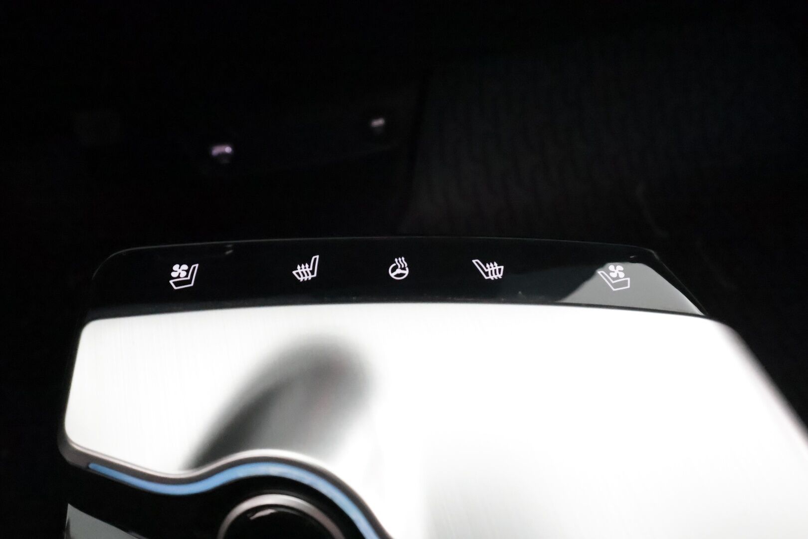 KIA EV6 2022 77kWh Plus 218hv * ACC / 360° / ILP / LED / Navi / Muistipenkki / Ilmastoidut nahat / KeylessGo * - Kahdet renkaat aluvanteilla / Merkkihuollettu