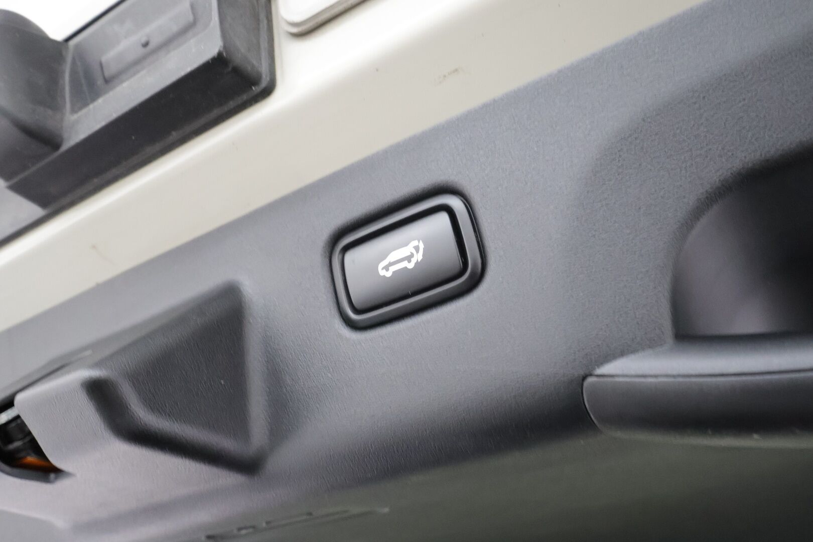 KIA EV6 2022 77kWh Plus 218hv * ACC / 360° / ILP / LED / Navi / Muistipenkki / Ilmastoidut nahat / KeylessGo * - Kahdet renkaat aluvanteilla / Merkkihuollettu