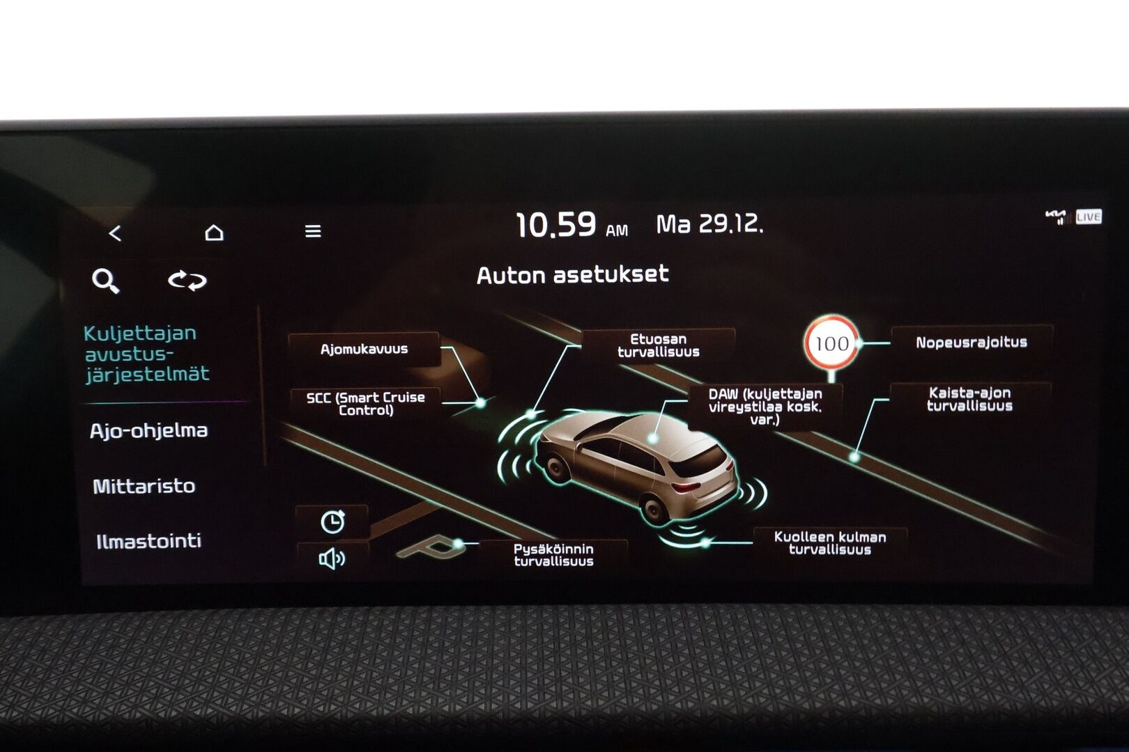 KIA EV6 2022 77kWh Plus 218hv * ACC / 360° / ILP / LED / Navi / Muistipenkki / Ilmastoidut nahat / KeylessGo * - Kahdet renkaat aluvanteilla / Merkkihuollettu