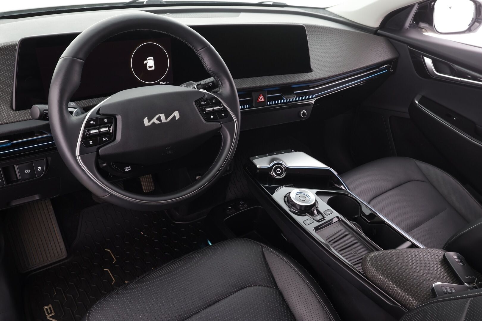 KIA EV6 2022 77kWh Plus 218hv * ACC / 360° / ILP / LED / Navi / Muistipenkki / Ilmastoidut nahat / KeylessGo * - Kahdet renkaat aluvanteilla / Merkkihuollettu