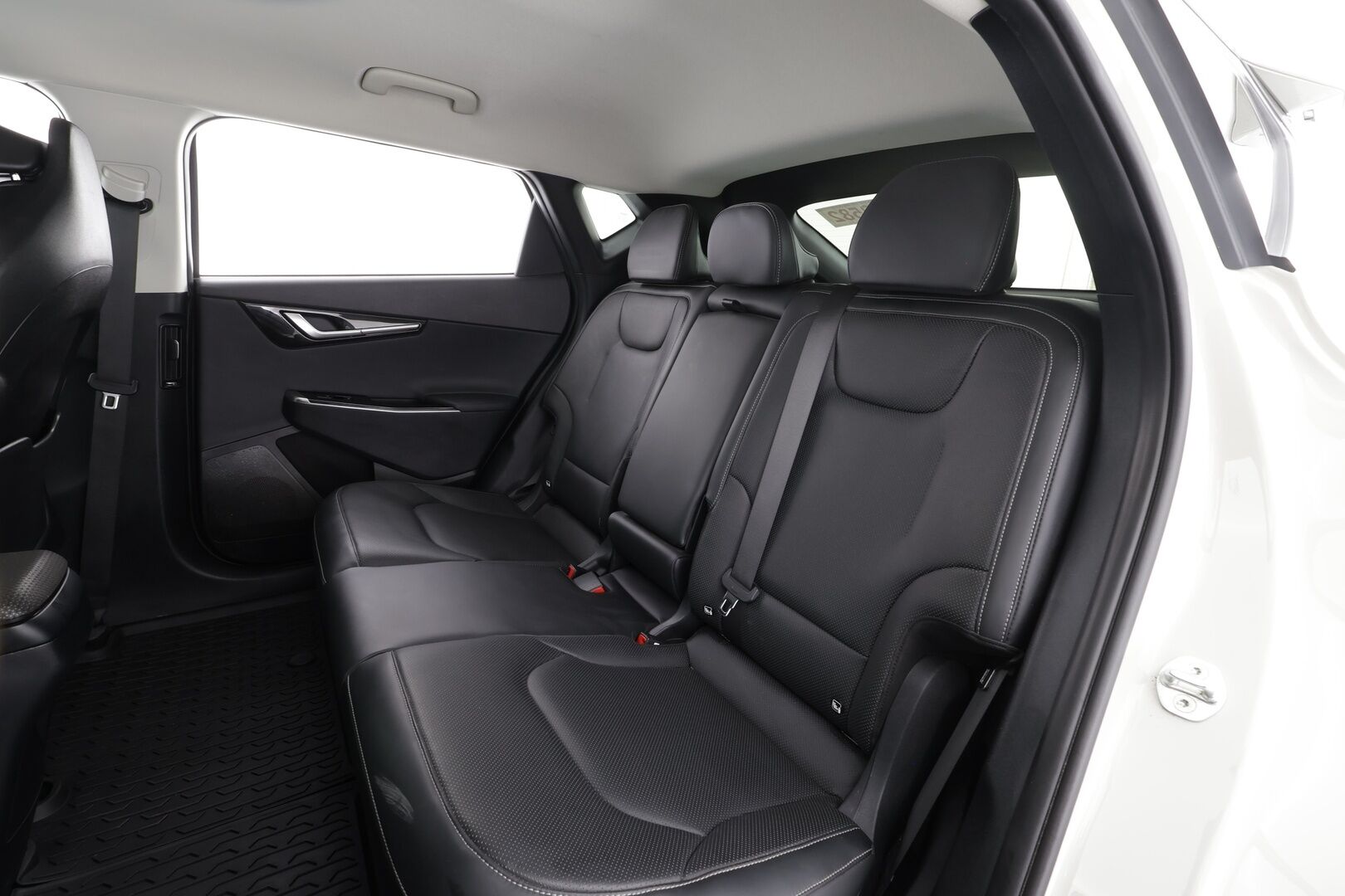 KIA EV6 2022 77kWh Plus 218hv * ACC / 360° / ILP / LED / Navi / Muistipenkki / Ilmastoidut nahat / KeylessGo * - Kahdet renkaat aluvanteilla / Merkkihuollettu