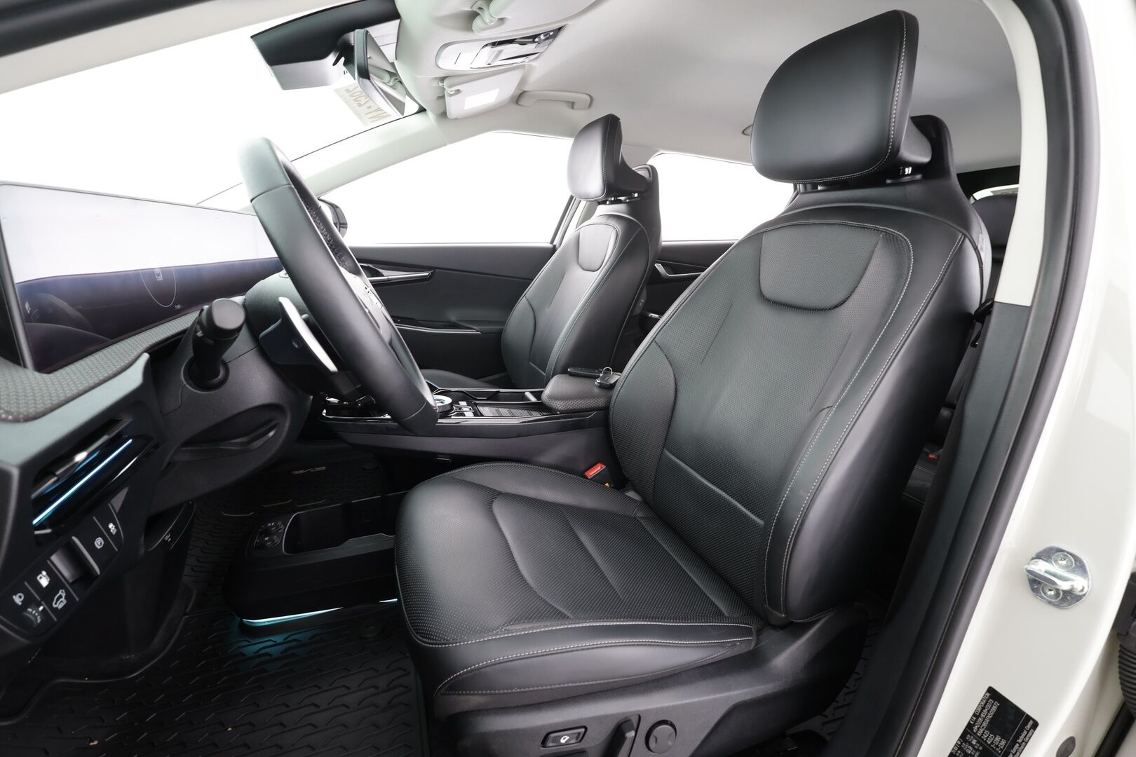 KIA EV6 2022 77kWh Plus 218hv * ACC / 360° / ILP / LED / Navi / Muistipenkki / Ilmastoidut nahat / KeylessGo * - Kahdet renkaat aluvanteilla / Merkkihuollettu