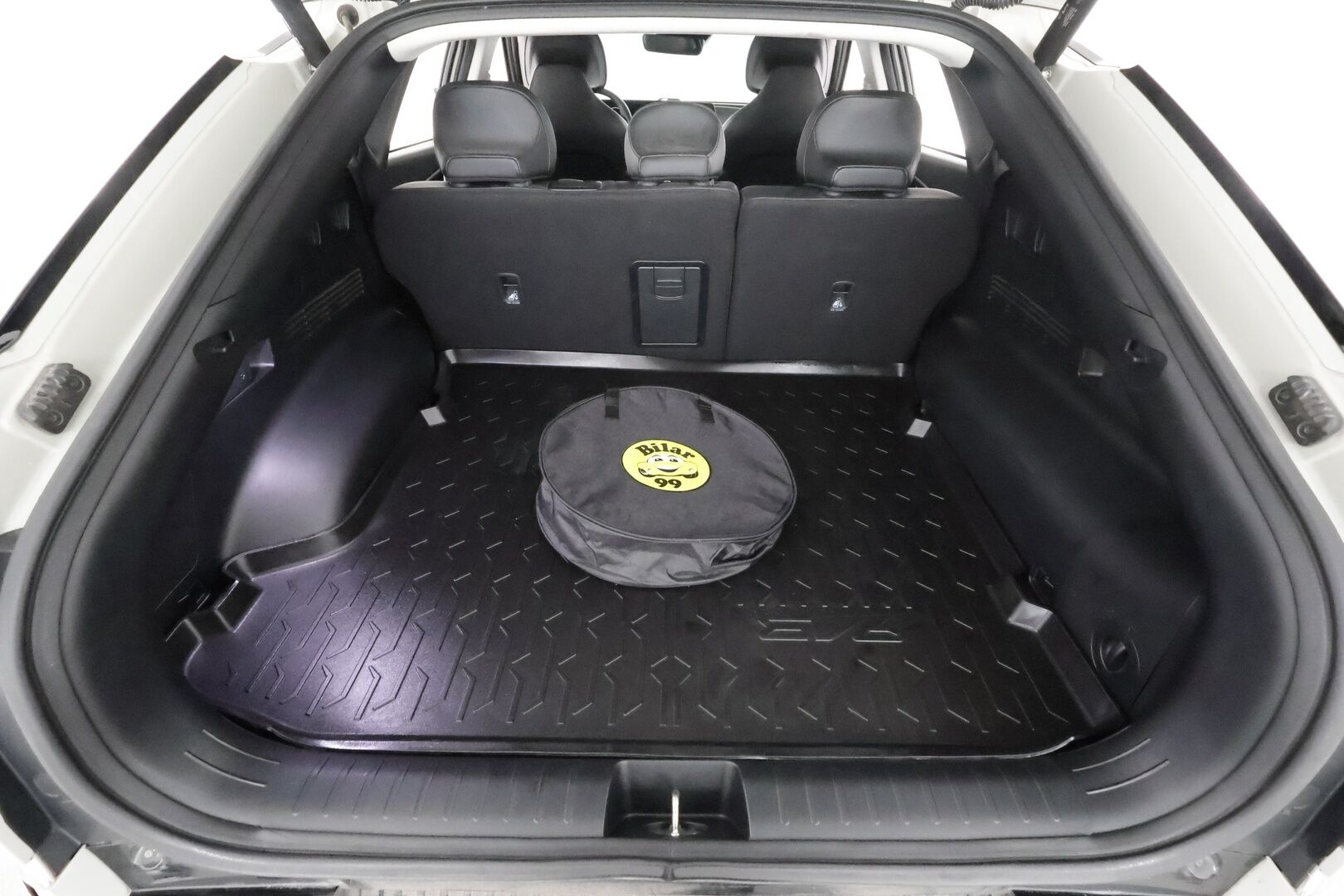 KIA EV6 2022 77kWh Plus 218hv * ACC / 360° / ILP / LED / Navi / Muistipenkki / Ilmastoidut nahat / KeylessGo * - Kahdet renkaat aluvanteilla / Merkkihuollettu