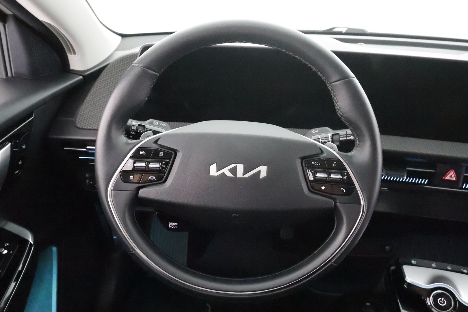 KIA EV6 2022 77kWh Plus 218hv * ACC / 360° / ILP / LED / Navi / Muistipenkki / Ilmastoidut nahat / KeylessGo * - Kahdet renkaat aluvanteilla / Merkkihuollettu