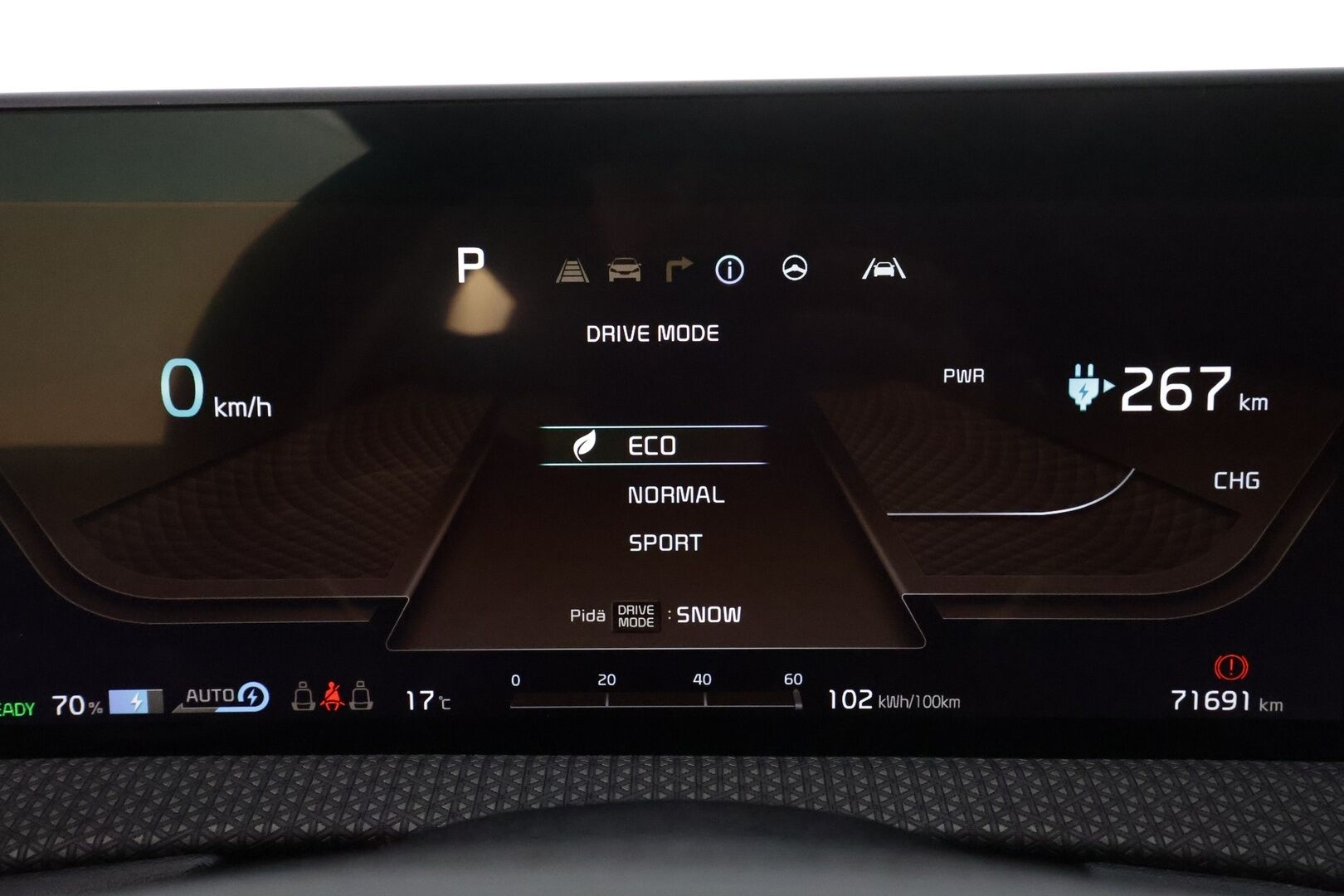 KIA EV6 2022 77kWh Plus 218hv * ACC / 360° / ILP / LED / Navi / Muistipenkki / Ilmastoidut nahat / KeylessGo * - Kahdet renkaat aluvanteilla / Merkkihuollettu