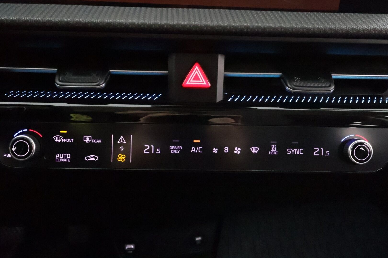 KIA EV6 2022 77kWh Plus 218hv * ACC / 360° / ILP / LED / Navi / Muistipenkki / Ilmastoidut nahat / KeylessGo * - Kahdet renkaat aluvanteilla / Merkkihuollettu