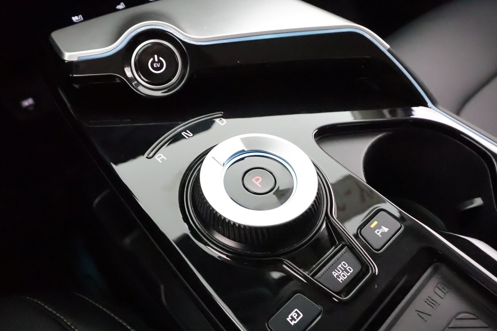 KIA EV6 2022 77kWh Plus 218hv * ACC / 360° / ILP / LED / Navi / Muistipenkki / Ilmastoidut nahat / KeylessGo * - Kahdet renkaat aluvanteilla / Merkkihuollettu