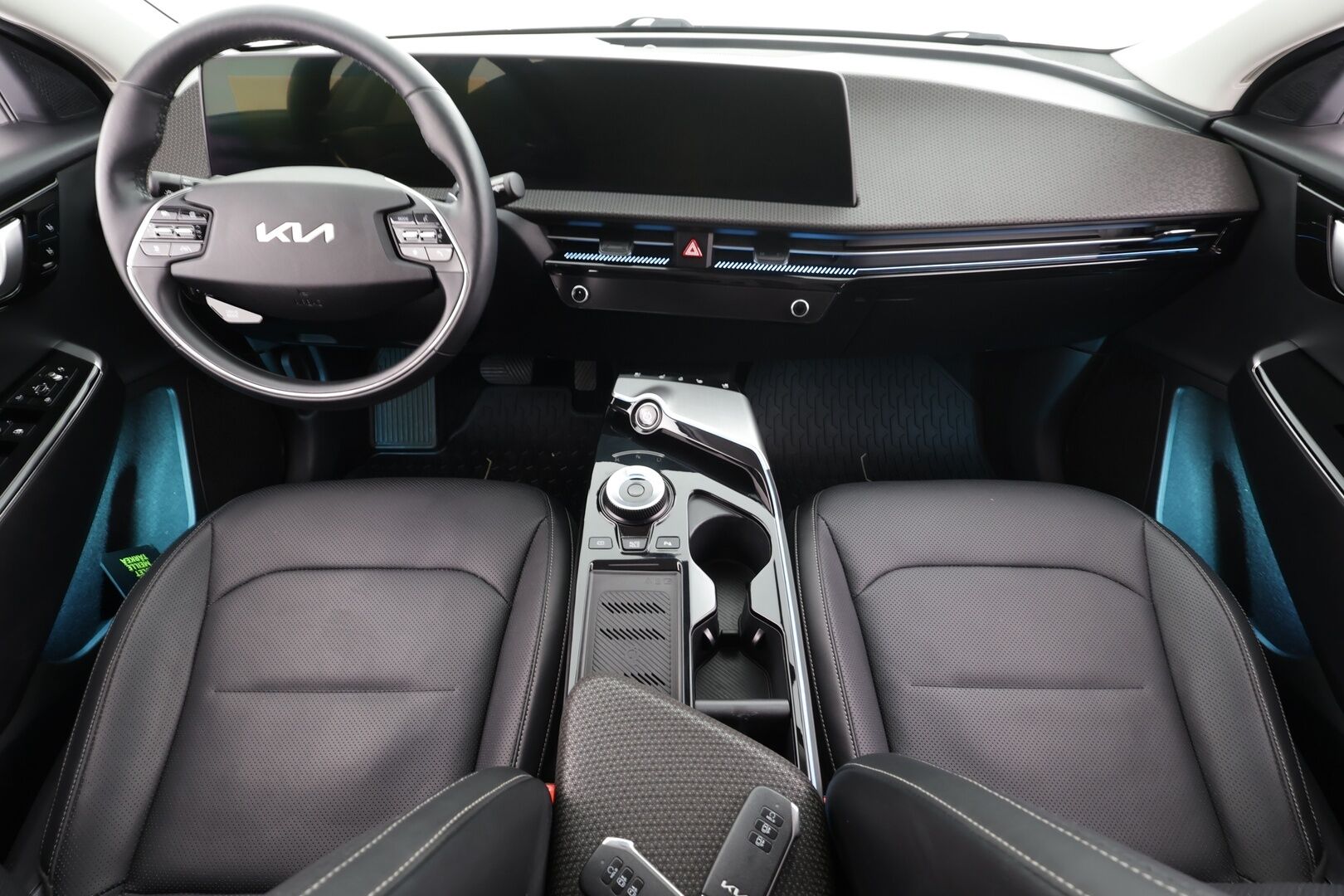 KIA EV6 2022 77kWh Plus 218hv * ACC / 360° / ILP / LED / Navi / Muistipenkki / Ilmastoidut nahat / KeylessGo * - Kahdet renkaat aluvanteilla / Merkkihuollettu