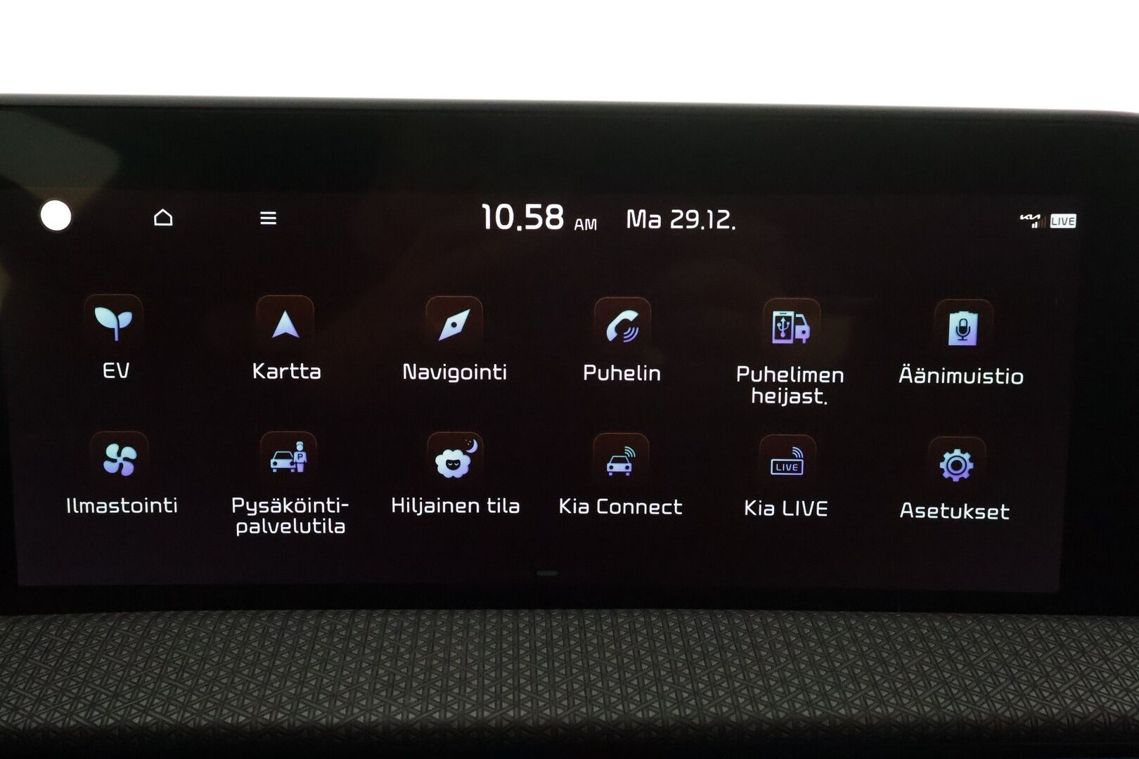 KIA EV6 2022 77kWh Plus 218hv * ACC / 360° / ILP / LED / Navi / Muistipenkki / Ilmastoidut nahat / KeylessGo * - Kahdet renkaat aluvanteilla / Merkkihuollettu