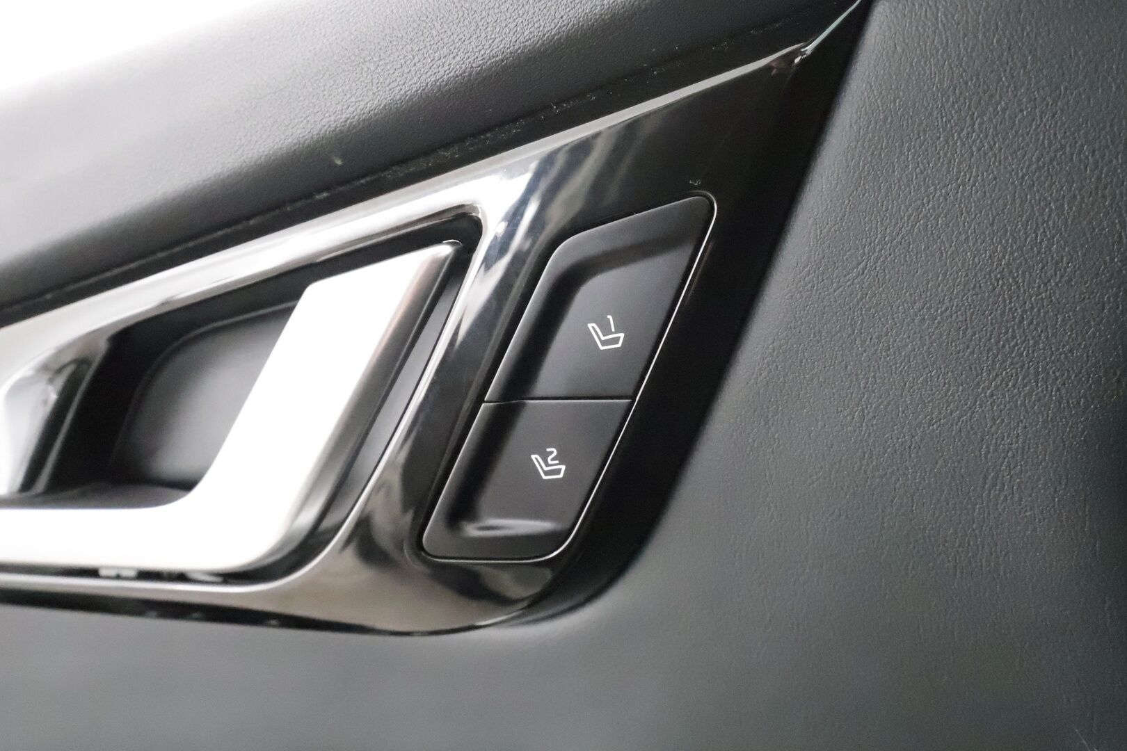 KIA EV6 2022 77kWh Plus 218hv * ACC / 360° / ILP / LED / Navi / Muistipenkki / Ilmastoidut nahat / KeylessGo * - Kahdet renkaat aluvanteilla / Merkkihuollettu