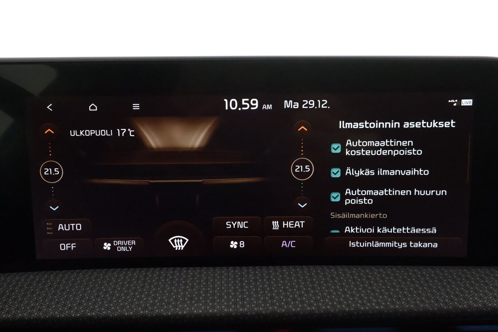 KIA EV6 2022 77kWh Plus 218hv * ACC / 360° / ILP / LED / Navi / Muistipenkki / Ilmastoidut nahat / KeylessGo * - Kahdet renkaat aluvanteilla / Merkkihuollettu