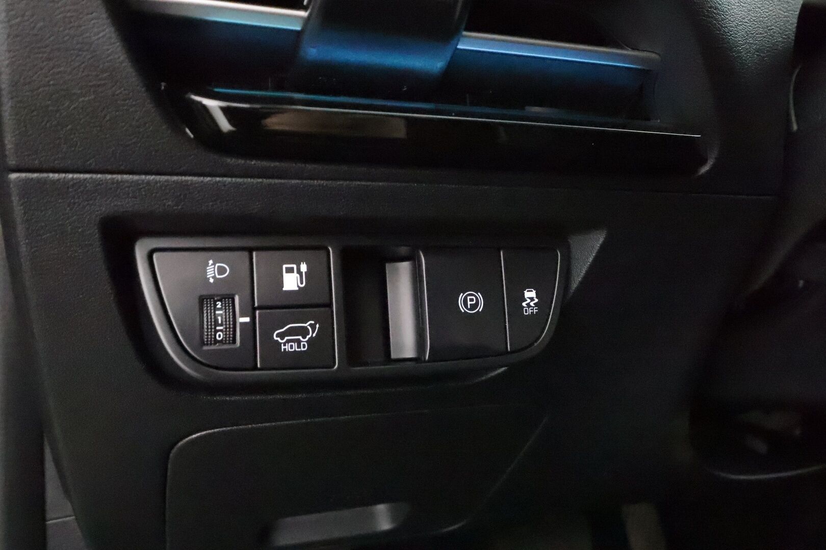 KIA EV6 2022 77kWh Plus 218hv * ACC / 360° / ILP / LED / Navi / Muistipenkki / Ilmastoidut nahat / KeylessGo * - Kahdet renkaat aluvanteilla / Merkkihuollettu