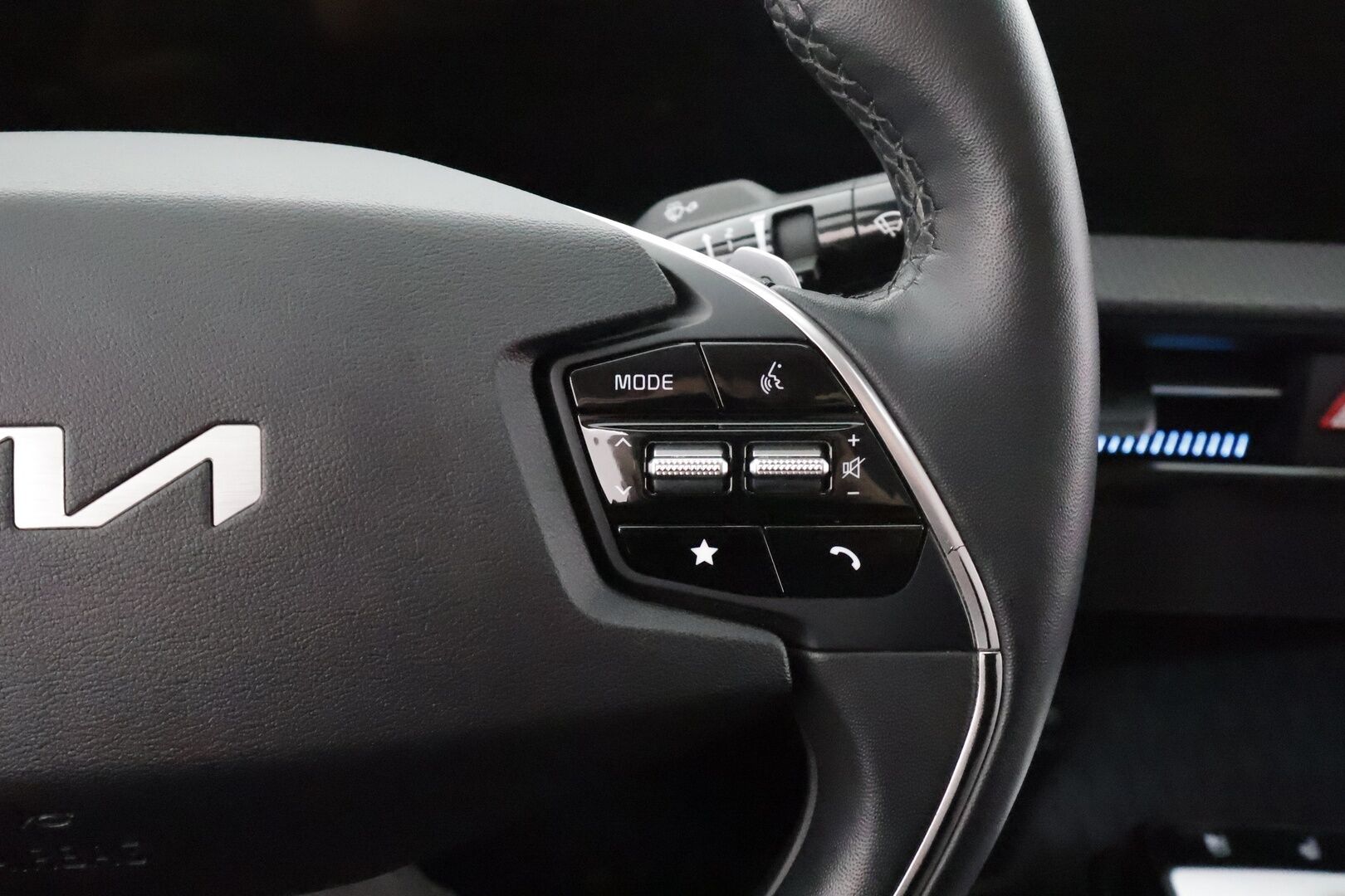 KIA EV6 2022 77kWh Plus 218hv * ACC / 360° / ILP / LED / Navi / Muistipenkki / Ilmastoidut nahat / KeylessGo * - Kahdet renkaat aluvanteilla / Merkkihuollettu