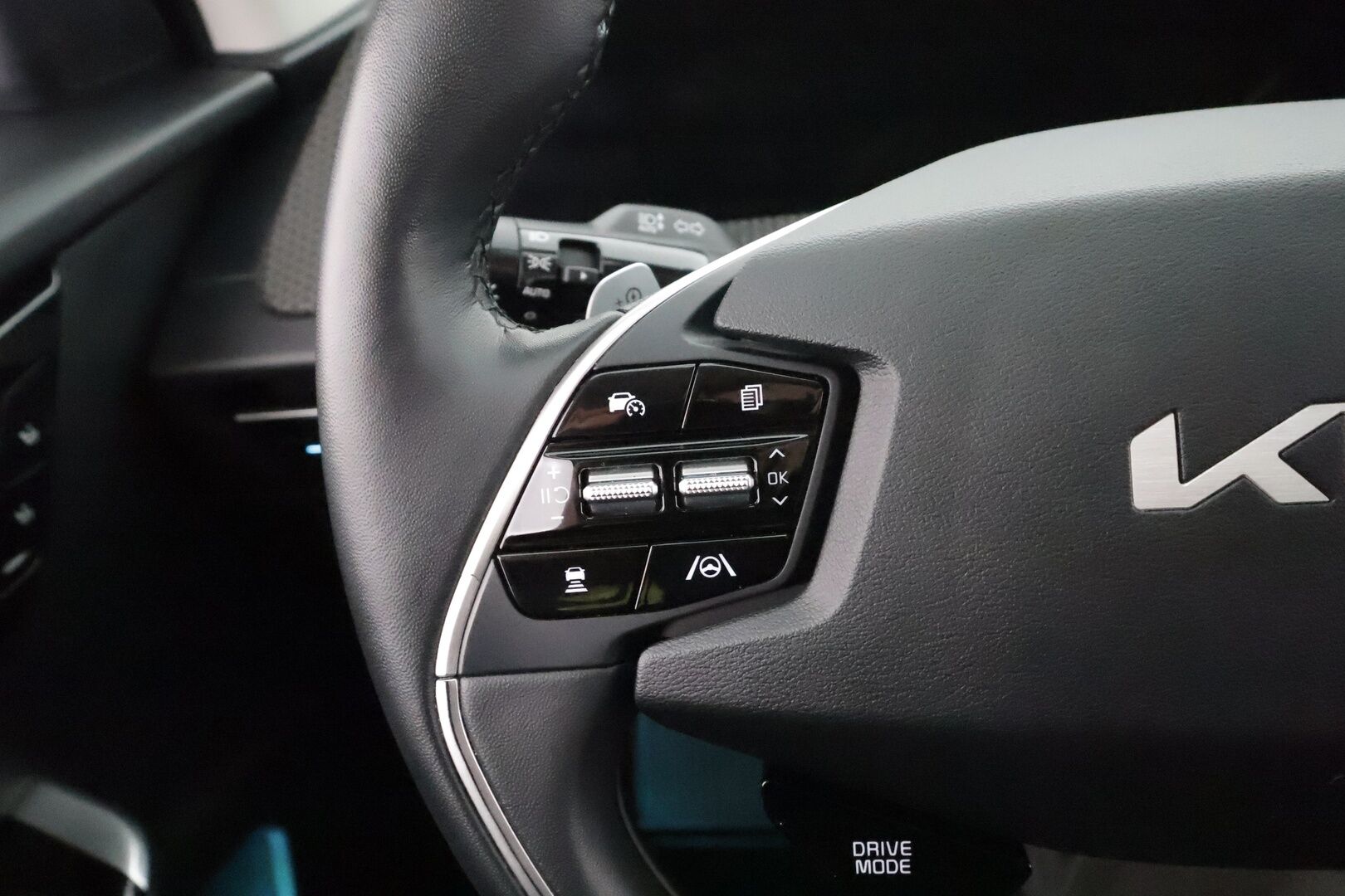 KIA EV6 2022 77kWh Plus 218hv * ACC / 360° / ILP / LED / Navi / Muistipenkki / Ilmastoidut nahat / KeylessGo * - Kahdet renkaat aluvanteilla / Merkkihuollettu