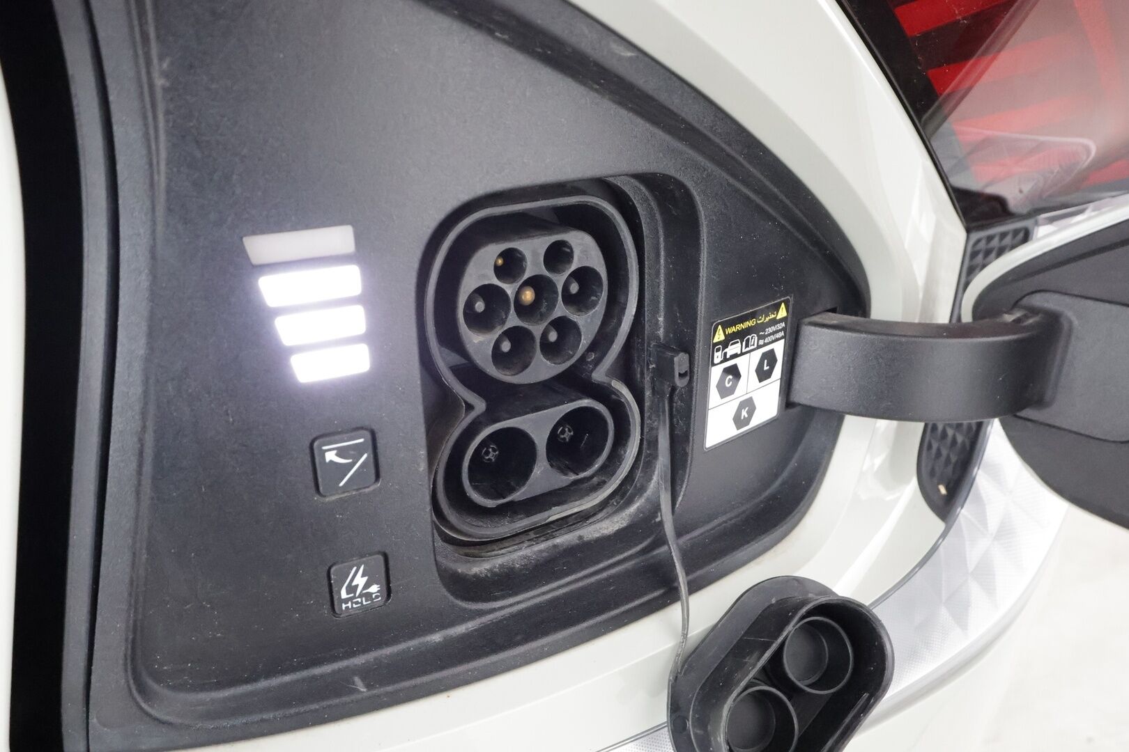 KIA EV6 2022 77kWh Plus 218hv * ACC / 360° / ILP / LED / Navi / Muistipenkki / Ilmastoidut nahat / KeylessGo * - Kahdet renkaat aluvanteilla / Merkkihuollettu