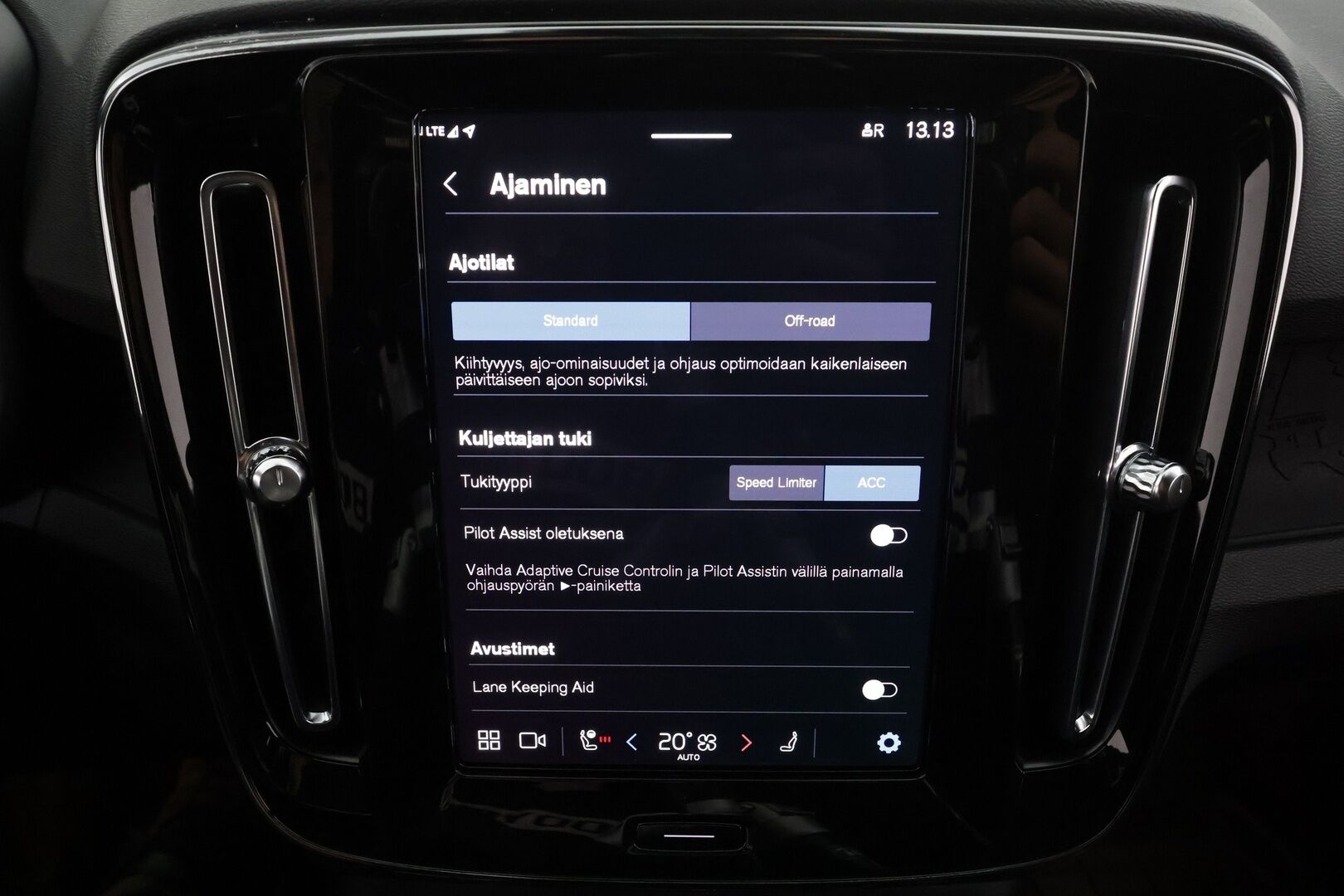 Volvo XC40 2023 Recharge Twin Plus aut * ACC / P.kamera / Pixel LED / ILP / Koukku / Muistipenkki / Navi / BLIS / KeylessGo * - Akku kuntotarkastettu / Kahdet renkaat aluvanteilla / Merkkihuollettu