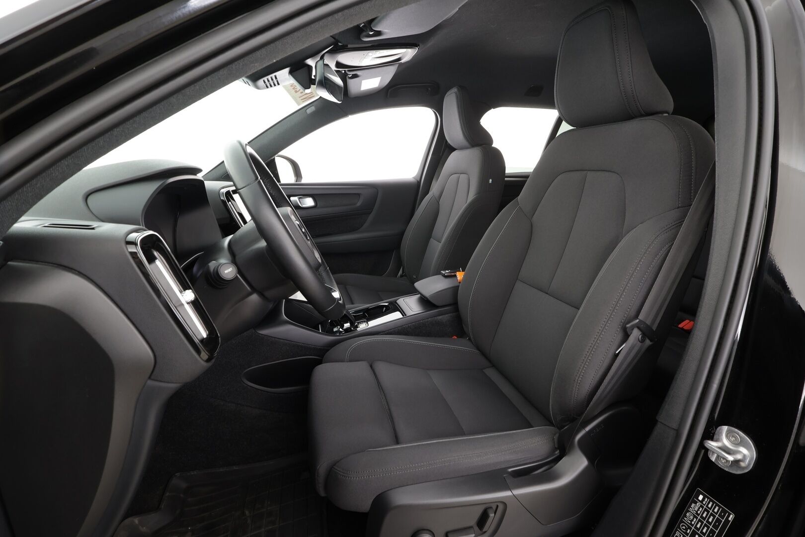 Volvo XC40 2023 Recharge Twin Plus aut * ACC / P.kamera / Pixel LED / ILP / Koukku / Muistipenkki / Navi / BLIS / KeylessGo * - Akku kuntotarkastettu / Kahdet renkaat aluvanteilla / Merkkihuollettu