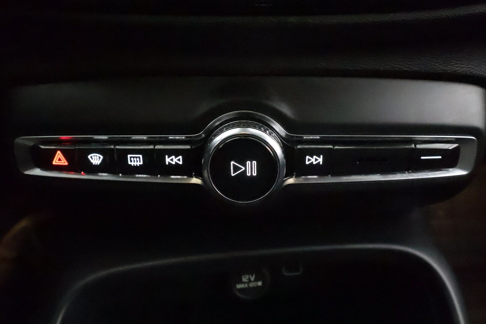 Volvo XC40 2023 Recharge Twin Plus aut * ACC / P.kamera / Pixel LED / ILP / Koukku / Muistipenkki / Navi / BLIS / KeylessGo * - Akku kuntotarkastettu / Kahdet renkaat aluvanteilla / Merkkihuollettu