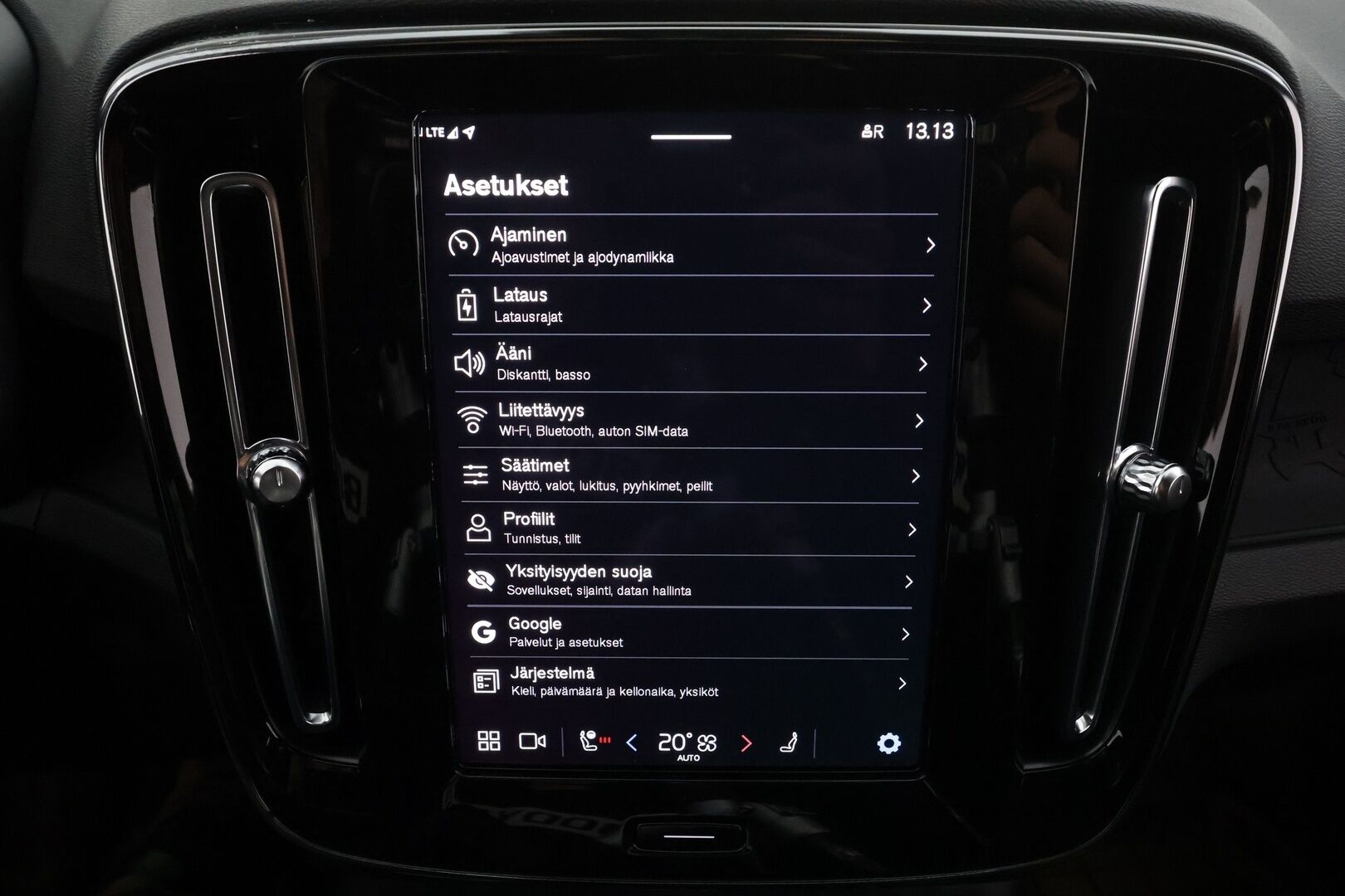 Volvo XC40 2023 Recharge Twin Plus aut * ACC / P.kamera / Pixel LED / ILP / Koukku / Muistipenkki / Navi / BLIS / KeylessGo * - Akku kuntotarkastettu / Kahdet renkaat aluvanteilla / Merkkihuollettu