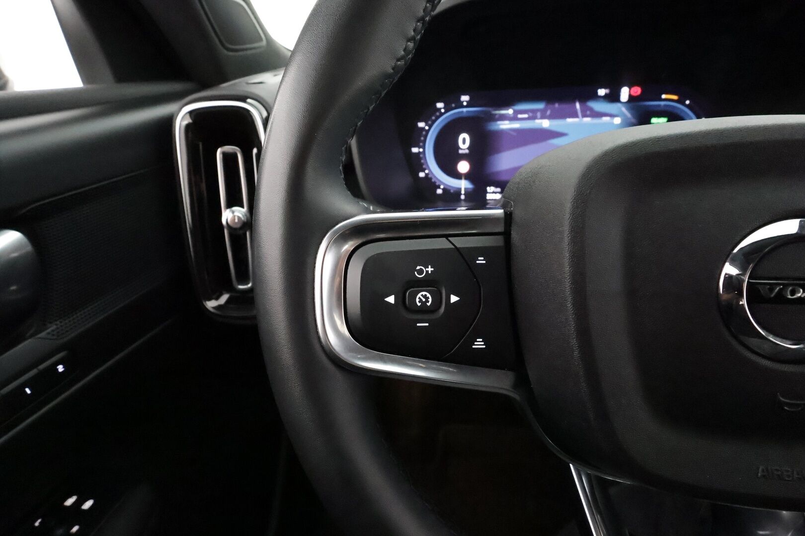 Volvo XC40 2023 Recharge Twin Plus aut * ACC / P.kamera / Pixel LED / ILP / Koukku / Muistipenkki / Navi / BLIS / KeylessGo * - Akku kuntotarkastettu / Kahdet renkaat aluvanteilla / Merkkihuollettu