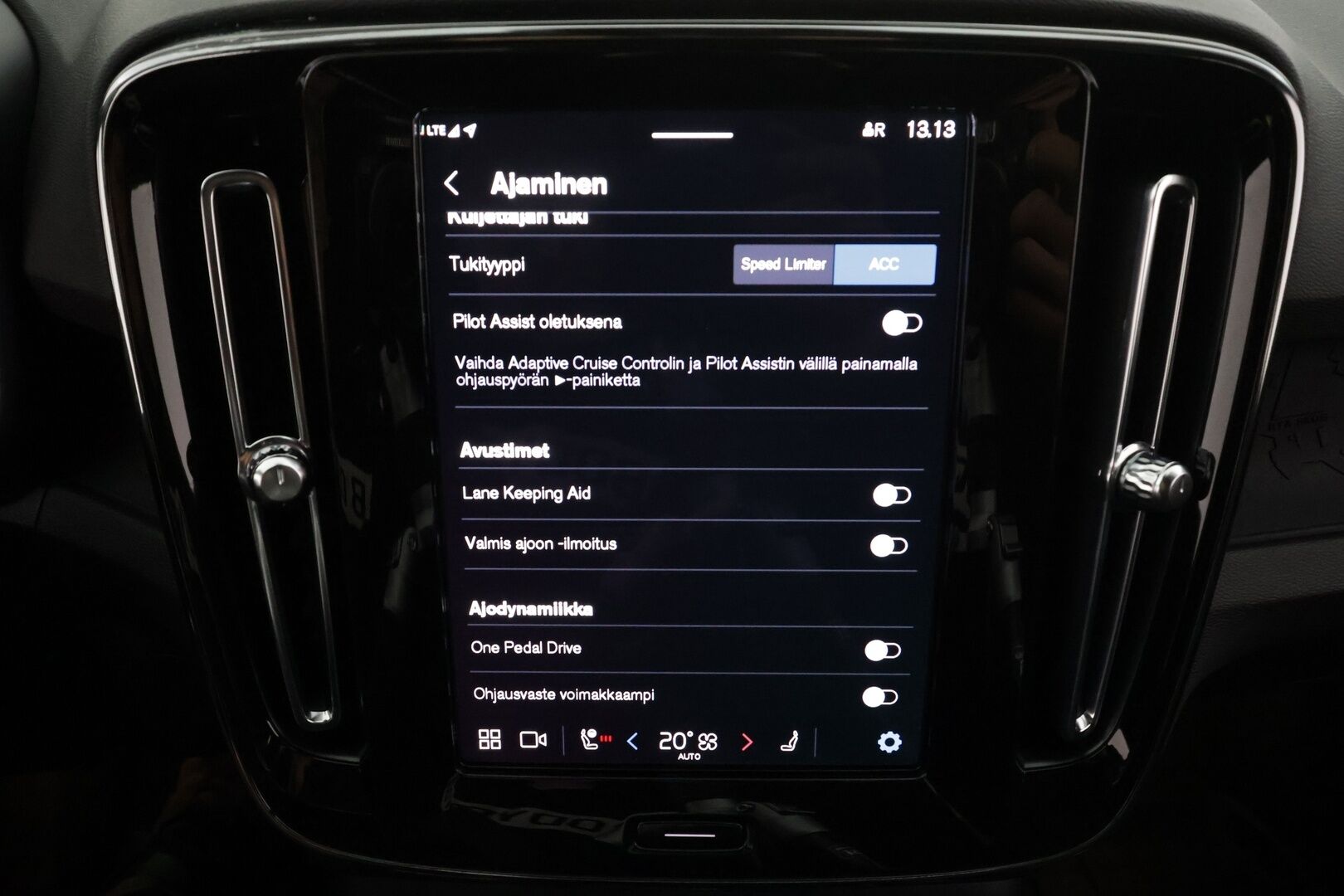 Volvo XC40 2023 Recharge Twin Plus aut * ACC / P.kamera / Pixel LED / ILP / Koukku / Muistipenkki / Navi / BLIS / KeylessGo * - Akku kuntotarkastettu / Kahdet renkaat aluvanteilla / Merkkihuollettu