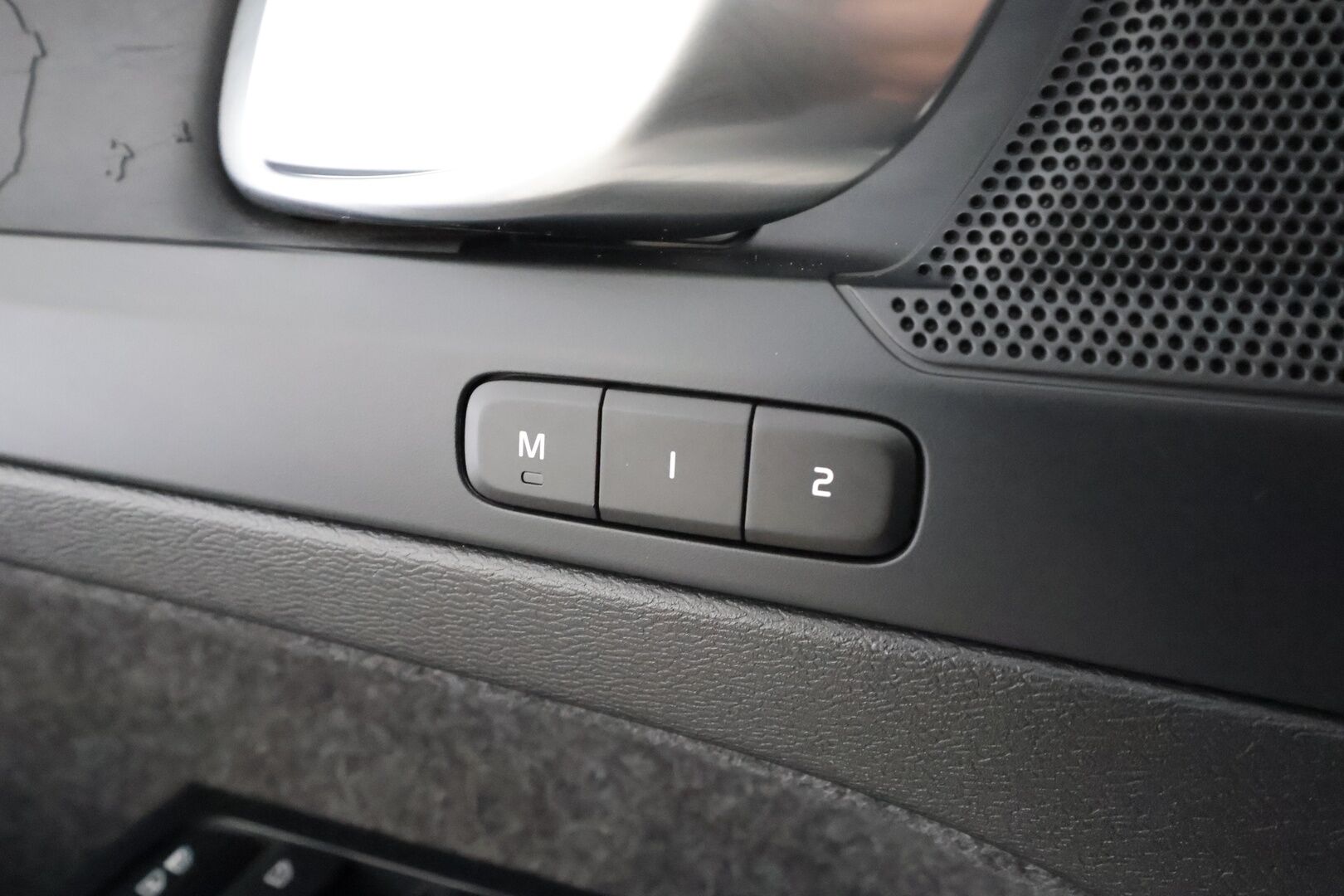 Volvo XC40 2023 Recharge Twin Plus aut * ACC / P.kamera / Pixel LED / ILP / Koukku / Muistipenkki / Navi / BLIS / KeylessGo * - Akku kuntotarkastettu / Kahdet renkaat aluvanteilla / Merkkihuollettu