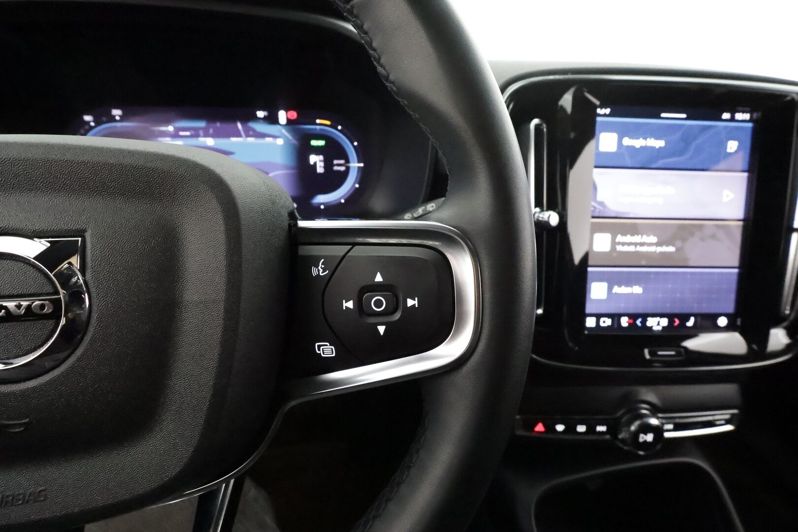 Volvo XC40 2023 Recharge Twin Plus aut * ACC / P.kamera / Pixel LED / ILP / Koukku / Muistipenkki / Navi / BLIS / KeylessGo * - Akku kuntotarkastettu / Kahdet renkaat aluvanteilla / Merkkihuollettu