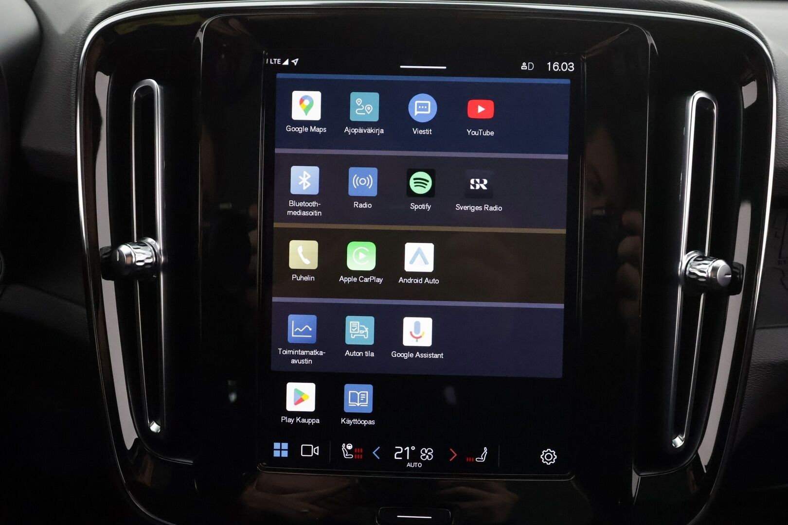 Volvo C40 2023 Recharge Twin Plus * ILP / Koukku / Lasikatto / ACC / LED / P.kamera / Sportpenkki Muistilla / Navi / Kaistavahti * - Akku kuntotarkastettu / 2x Latauskaapelit / Kahdet renkaat aluvanteilla / Merkkihuollettu