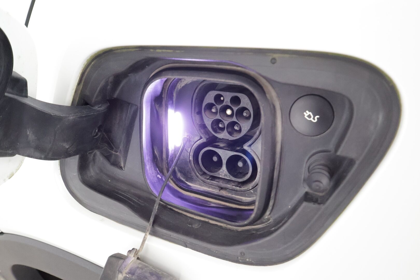 Volvo C40 2023 Recharge Twin Plus * ILP / Koukku / Lasikatto / ACC / LED / P.kamera / Sportpenkki Muistilla / Navi / Kaistavahti * - Akku kuntotarkastettu / 2x Latauskaapelit / Kahdet renkaat aluvanteilla / Merkkihuollettu