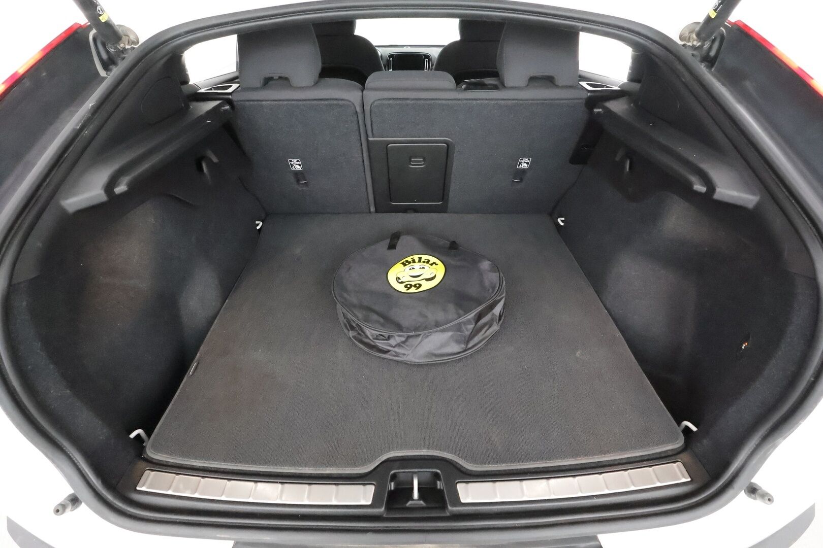 Volvo C40 2023 Recharge Twin Plus * ILP / Koukku / Lasikatto / ACC / LED / P.kamera / Sportpenkki Muistilla / Navi / Kaistavahti * - Akku kuntotarkastettu / 2x Latauskaapelit / Kahdet renkaat aluvanteilla / Merkkihuollettu