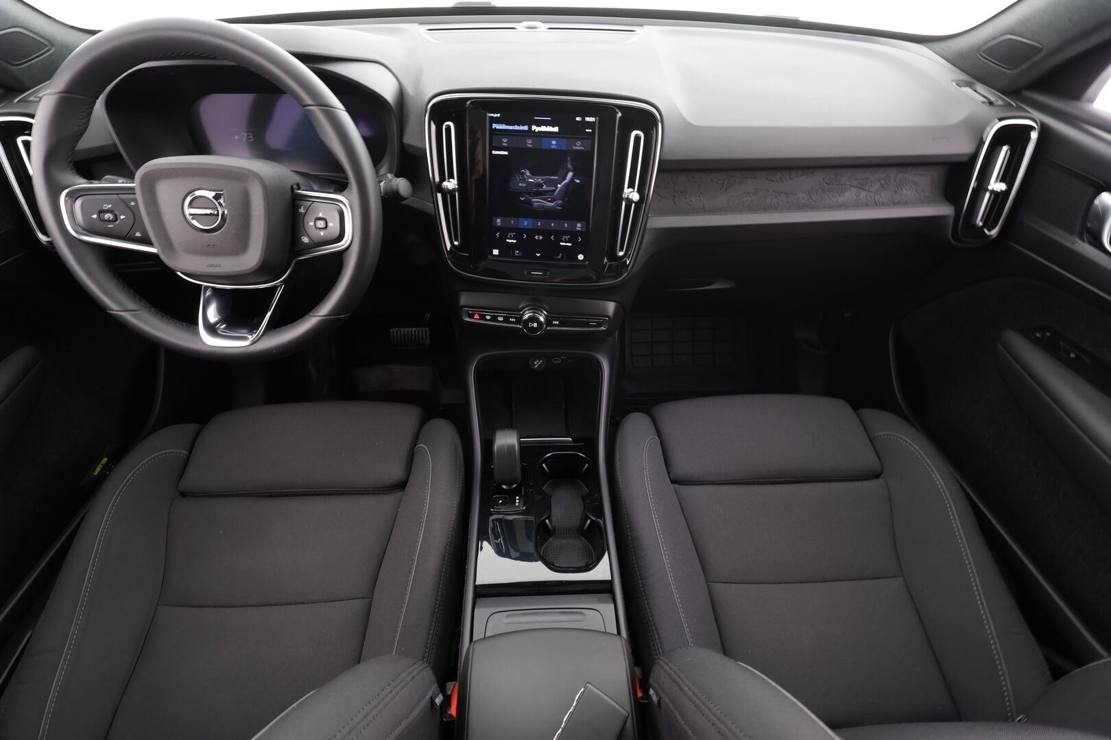 Volvo C40 2023 Recharge Twin Plus * ILP / Koukku / Lasikatto / ACC / LED / P.kamera / Sportpenkki Muistilla / Navi / Kaistavahti * - Akku kuntotarkastettu / 2x Latauskaapelit / Kahdet renkaat aluvanteilla / Merkkihuollettu