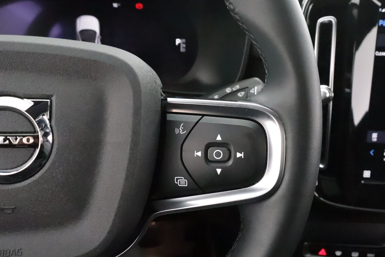 Volvo C40 2023 Recharge Twin Plus * ILP / Koukku / Lasikatto / ACC / LED / P.kamera / Sportpenkki Muistilla / Navi / Kaistavahti * - Akku kuntotarkastettu / 2x Latauskaapelit / Kahdet renkaat aluvanteilla / Merkkihuollettu