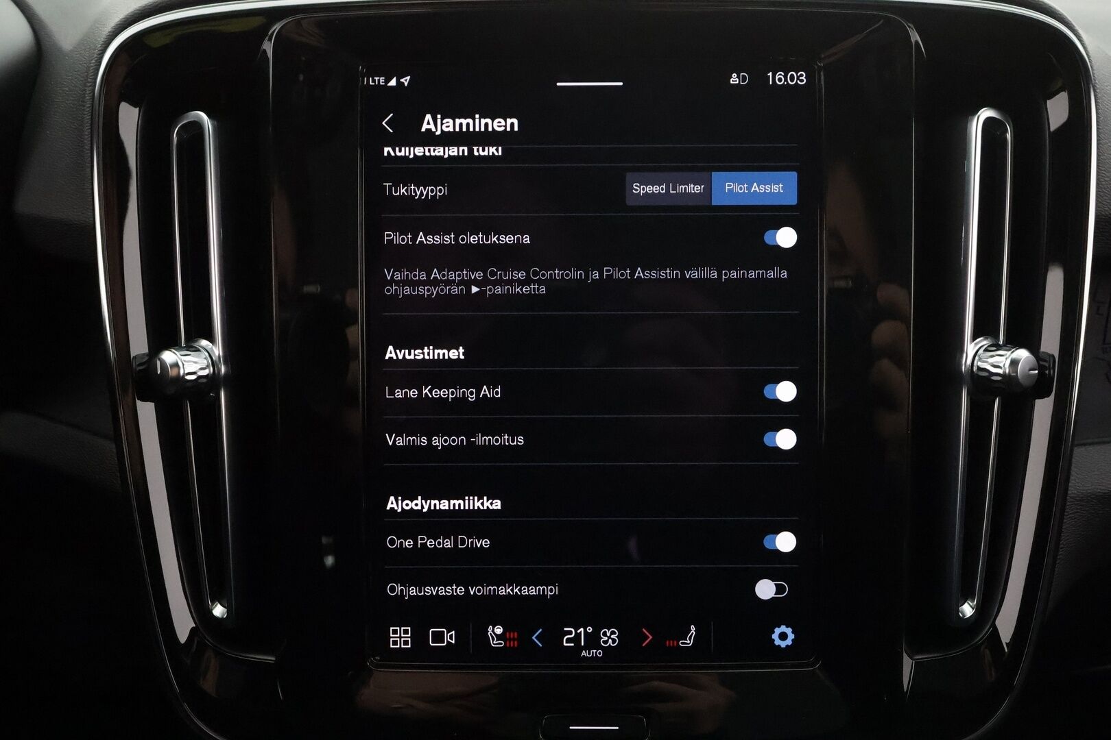 Volvo C40 2023 Recharge Twin Plus * ILP / Koukku / Lasikatto / ACC / LED / P.kamera / Sportpenkki Muistilla / Navi / Kaistavahti * - Akku kuntotarkastettu / 2x Latauskaapelit / Kahdet renkaat aluvanteilla / Merkkihuollettu