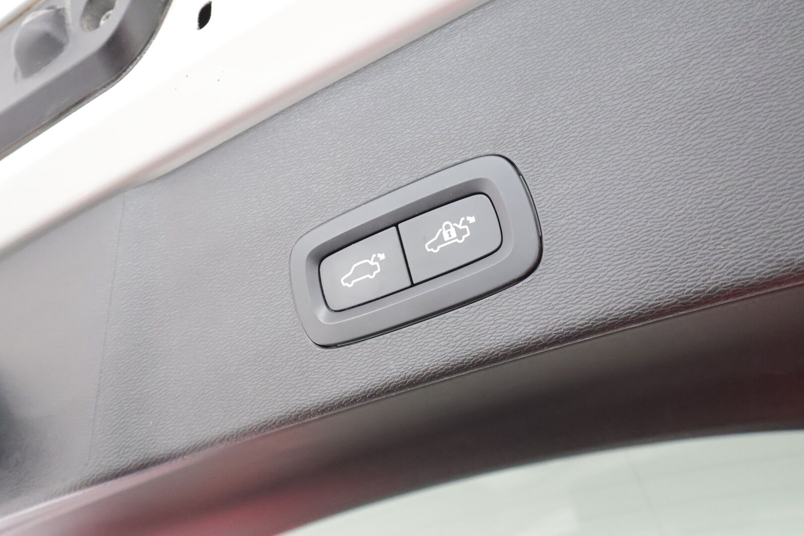 Volvo C40 2023 Recharge Twin Plus * ILP / Koukku / Lasikatto / ACC / LED / P.kamera / Sportpenkki Muistilla / Navi / Kaistavahti * - Akku kuntotarkastettu / 2x Latauskaapelit / Kahdet renkaat aluvanteilla / Merkkihuollettu