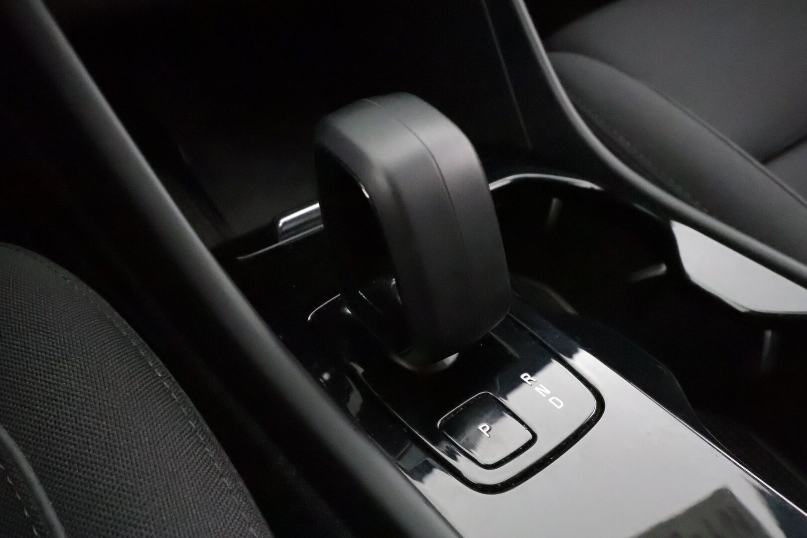 Volvo C40 2023 Recharge Twin Plus * ILP / Koukku / Lasikatto / ACC / LED / P.kamera / Sportpenkki Muistilla / Navi / Kaistavahti * - Akku kuntotarkastettu / 2x Latauskaapelit / Kahdet renkaat aluvanteilla / Merkkihuollettu