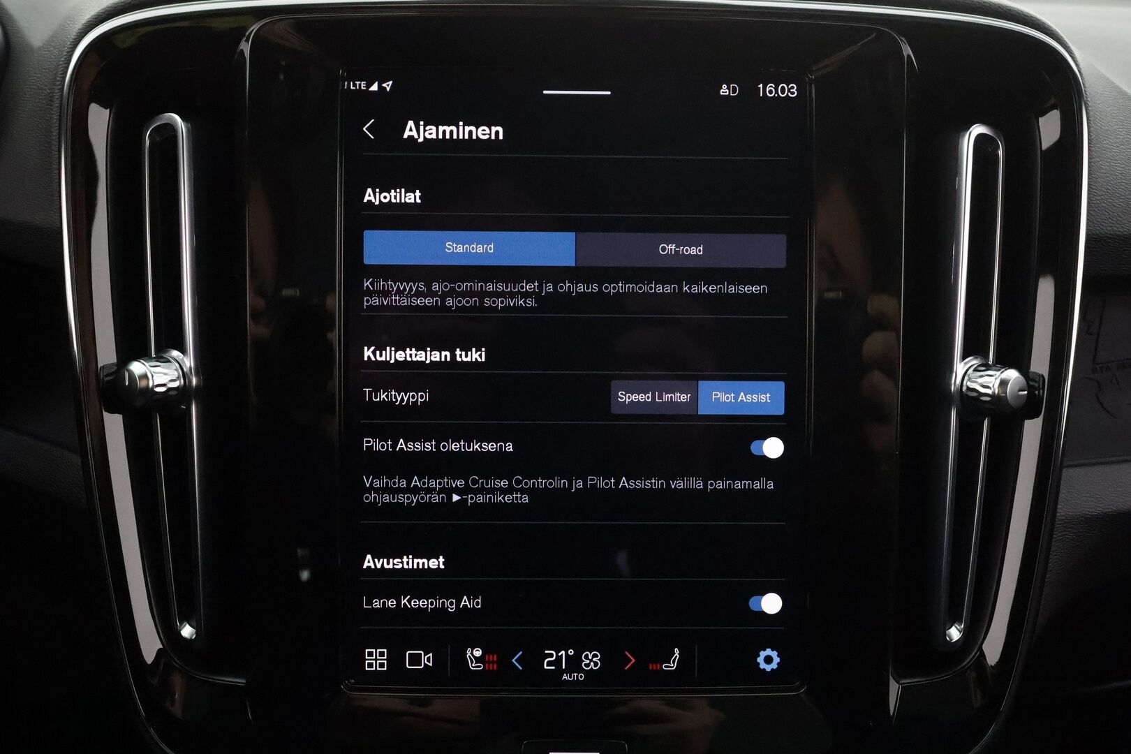 Volvo C40 2023 Recharge Twin Plus * ILP / Koukku / Lasikatto / ACC / LED / P.kamera / Sportpenkki Muistilla / Navi / Kaistavahti * - Akku kuntotarkastettu / 2x Latauskaapelit / Kahdet renkaat aluvanteilla / Merkkihuollettu