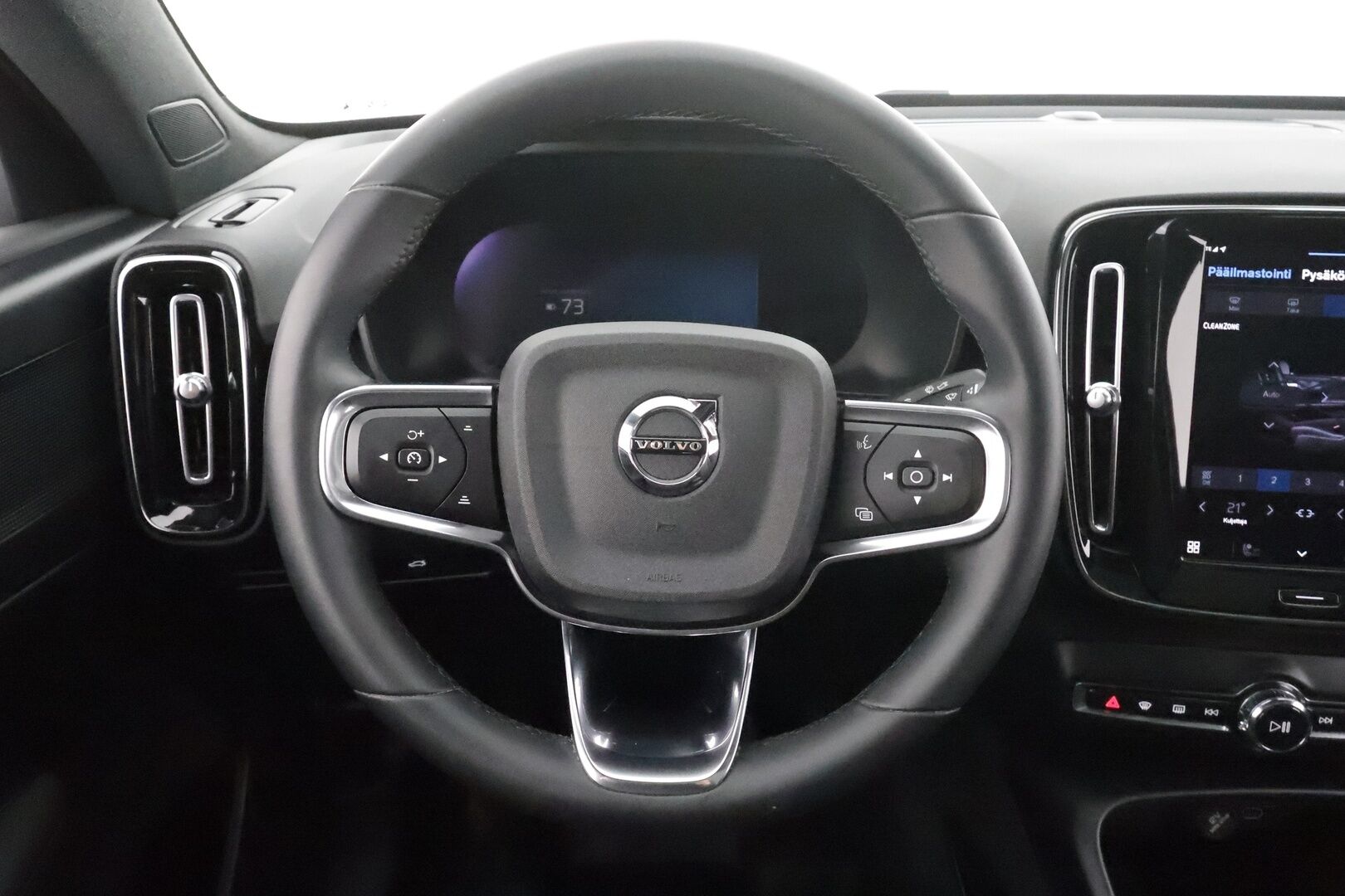 Volvo C40 2023 Recharge Twin Plus * ILP / Koukku / Lasikatto / ACC / LED / P.kamera / Sportpenkki Muistilla / Navi / Kaistavahti * - Akku kuntotarkastettu / 2x Latauskaapelit / Kahdet renkaat aluvanteilla / Merkkihuollettu