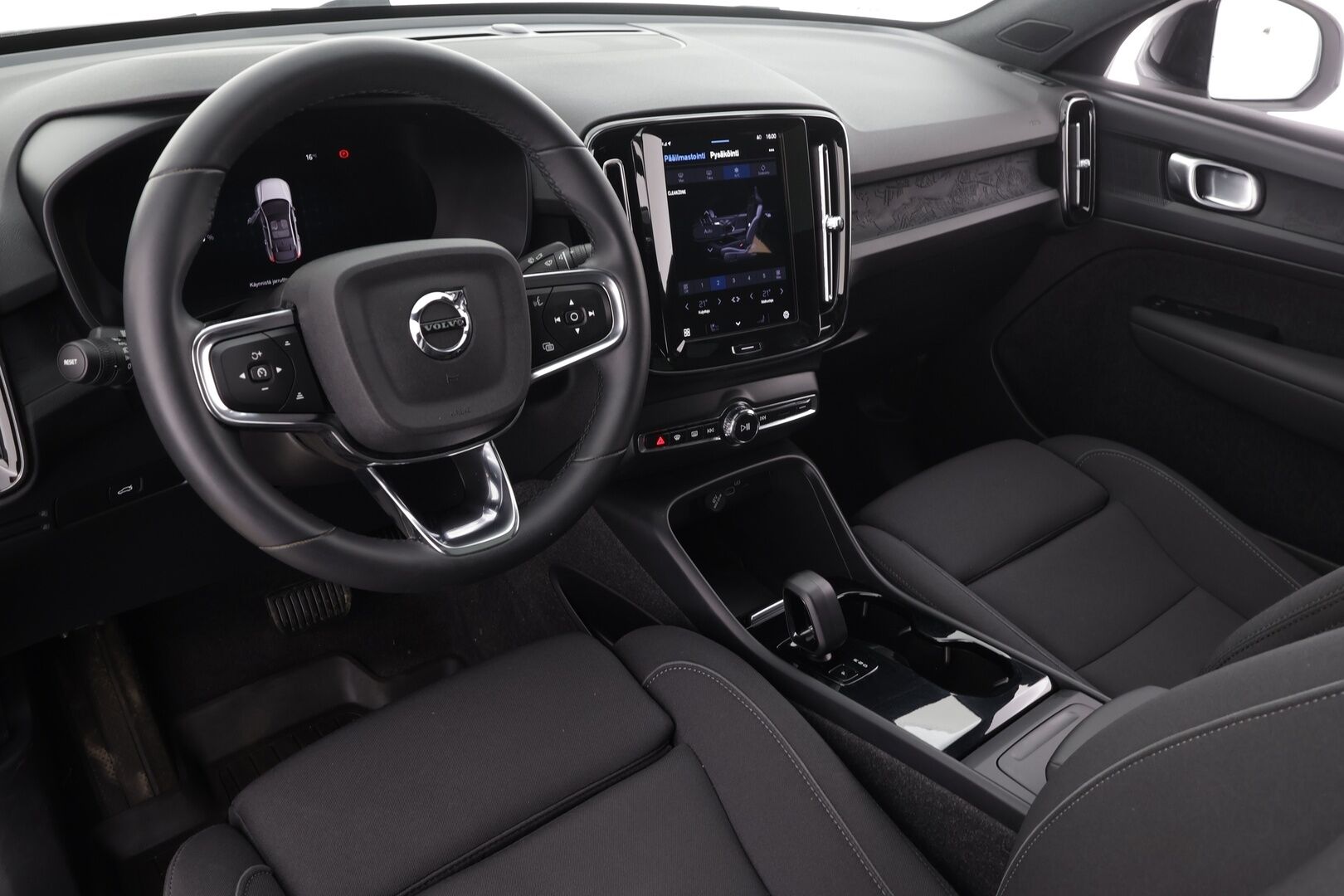 Volvo C40 2023 Recharge Twin Plus * ILP / Koukku / Lasikatto / ACC / LED / P.kamera / Sportpenkki Muistilla / Navi / Kaistavahti * - Akku kuntotarkastettu / 2x Latauskaapelit / Kahdet renkaat aluvanteilla / Merkkihuollettu