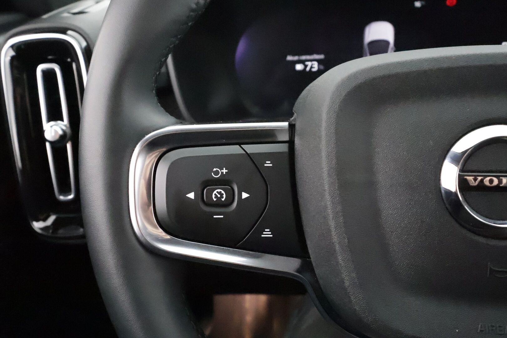 Volvo C40 2023 Recharge Twin Plus * ILP / Koukku / Lasikatto / ACC / LED / P.kamera / Sportpenkki Muistilla / Navi / Kaistavahti * - Akku kuntotarkastettu / 2x Latauskaapelit / Kahdet renkaat aluvanteilla / Merkkihuollettu