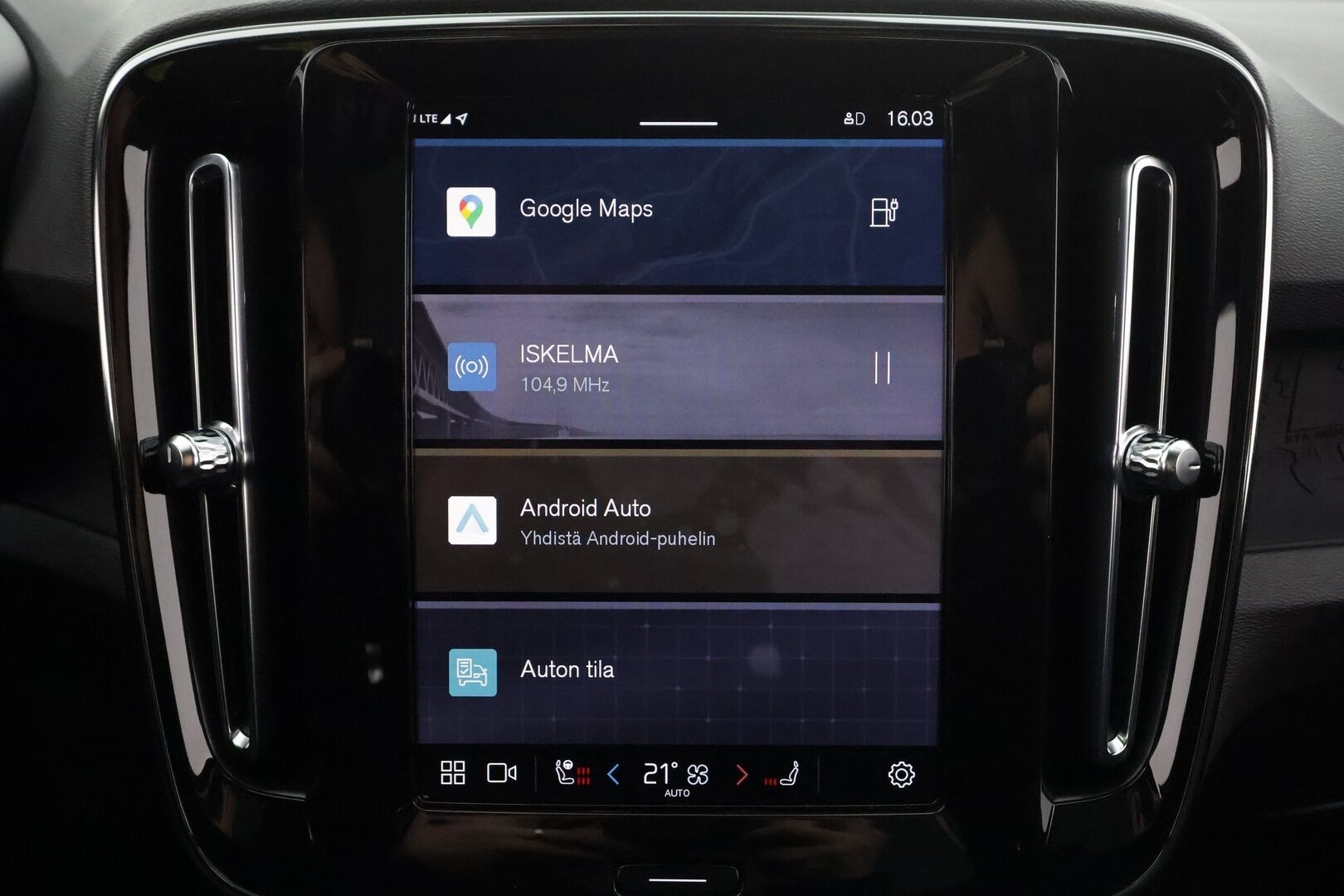 Volvo C40 2023 Recharge Twin Plus * ILP / Koukku / Lasikatto / ACC / LED / P.kamera / Sportpenkki Muistilla / Navi / Kaistavahti * - Akku kuntotarkastettu / 2x Latauskaapelit / Kahdet renkaat aluvanteilla / Merkkihuollettu