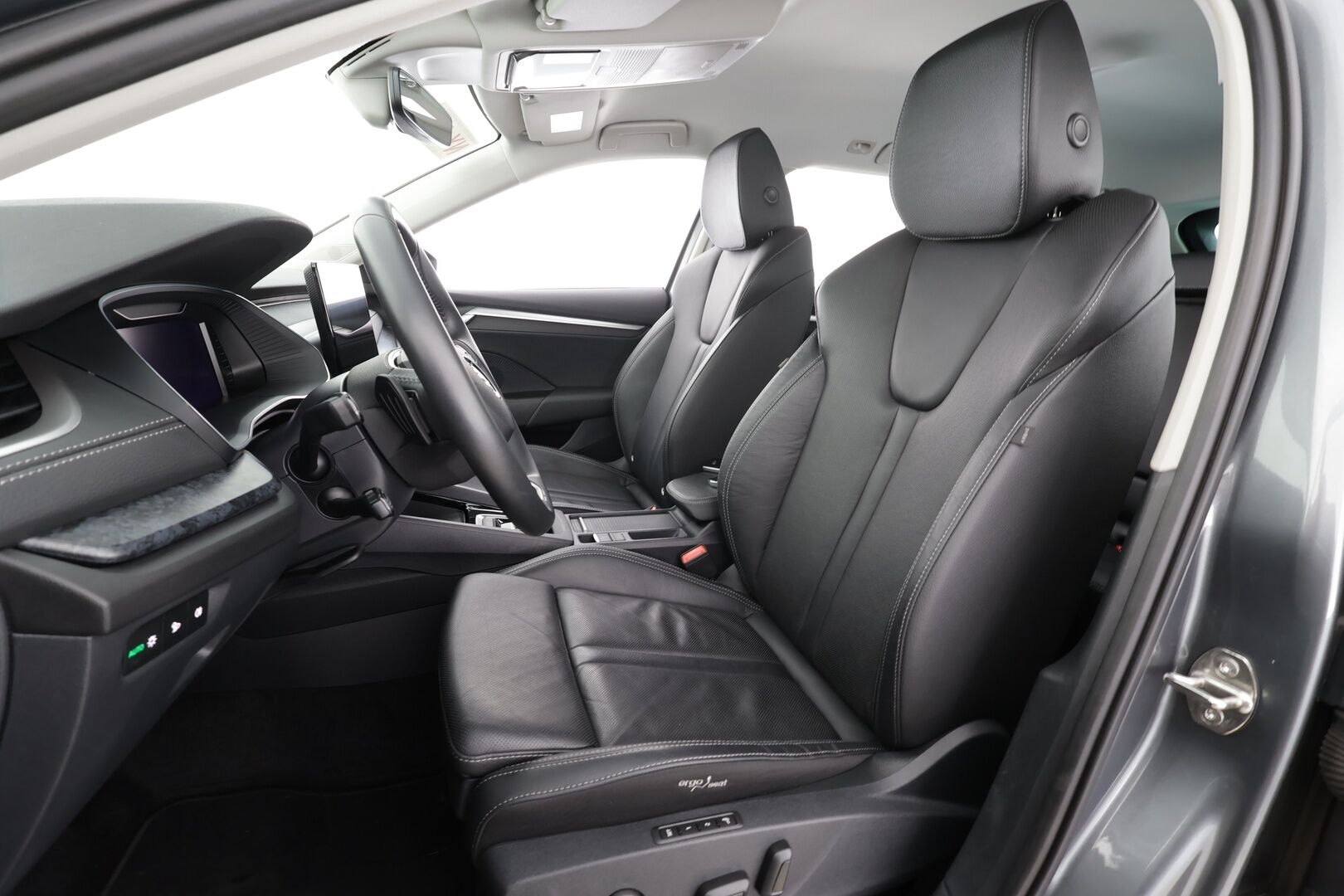 SKODA OCTAVIA 2025 2.0TDI 110kW Style DSG / Facelift / ACC / Webasto / 360°-kamera / Ilmastoidut muistinahat / Canton / Digimittari / Vetokoukku - Merkkihuollettu 