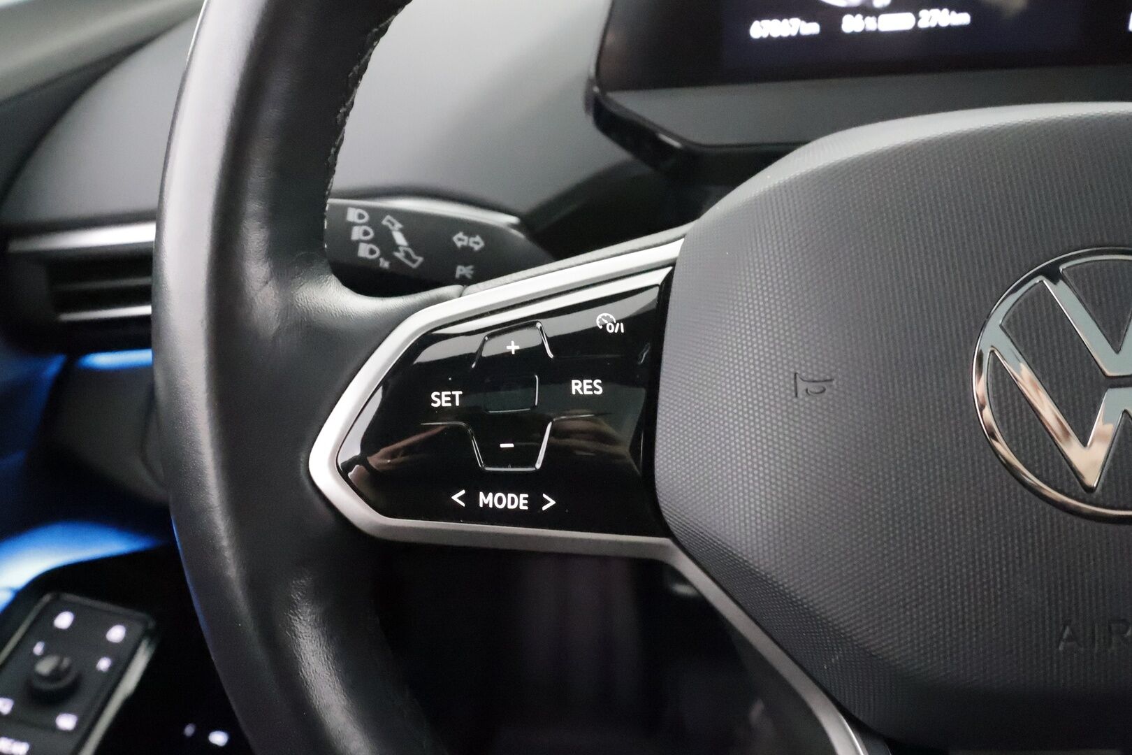 VOLKSWAGEN ID.4 2021 150 kW 1st MAX  * ILP / HUD / IQ Light / ACC / 360 Kamera / Koukku / Lasikatto * - Akku kuntotarkastettu / Merkkihuollettu / Koti & Kauppalaturi