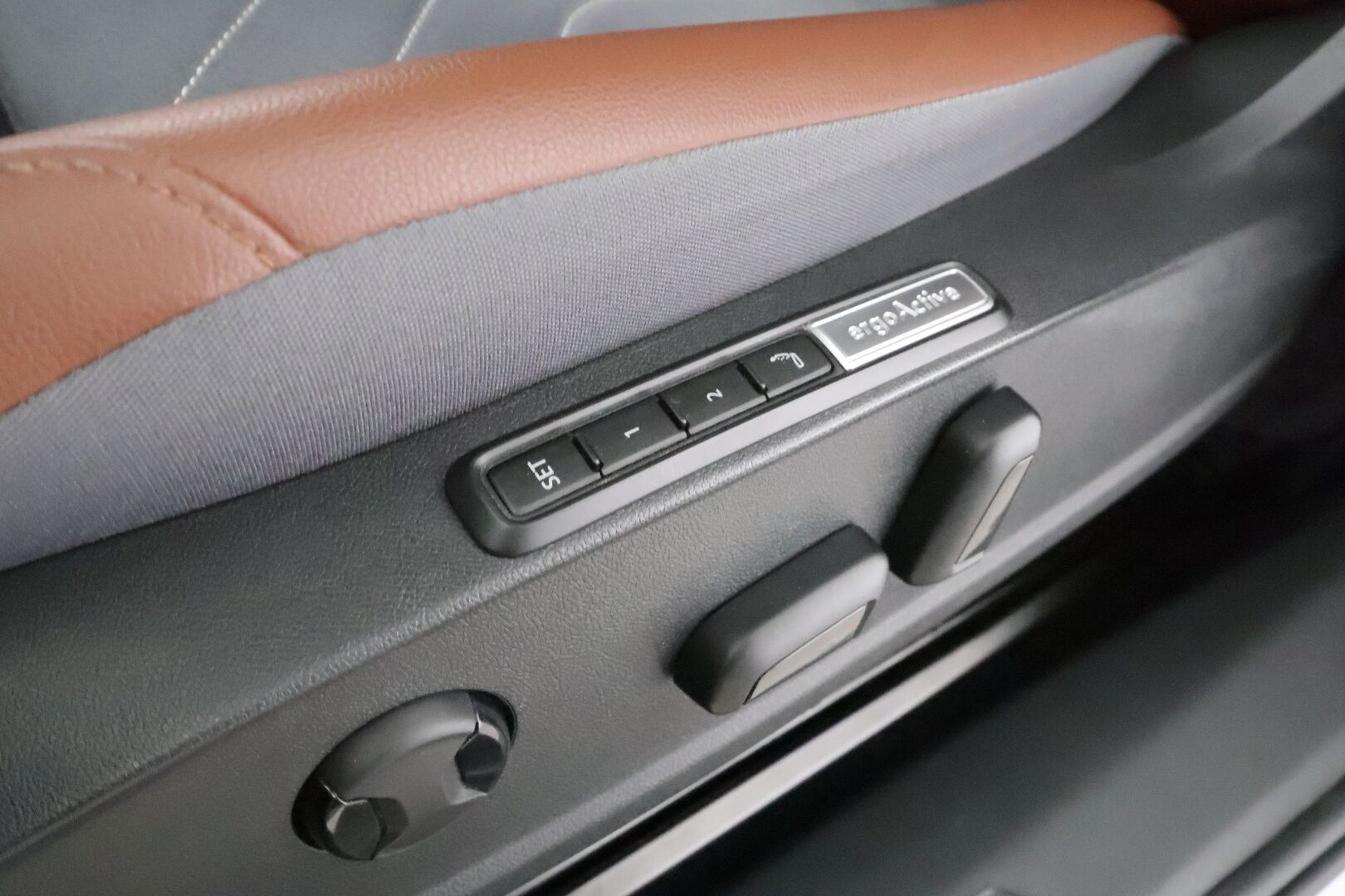 VOLKSWAGEN ID.4 2021 150 kW 1st MAX  * ILP / HUD / IQ Light / ACC / 360 Kamera / Koukku / Lasikatto * - Akku kuntotarkastettu / Merkkihuollettu / Koti & Kauppalaturi