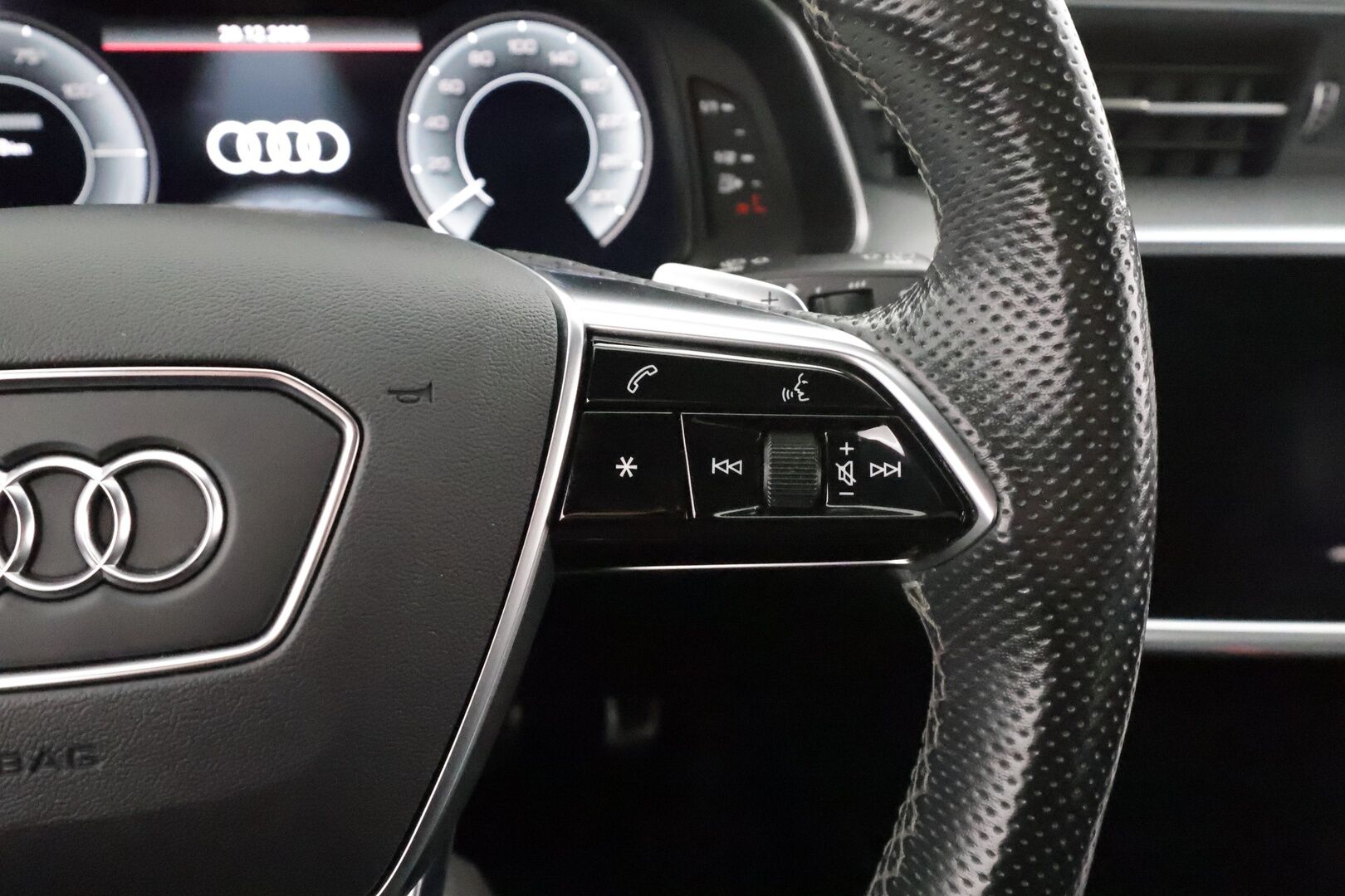 AUDI A6 2023 Sedan Business Sport 50 TFSI e quattro Stronic Electrified Edition * ACC / LED / P.tutkat / Sportpenkit / Navi * - Akku kuntotarkastettu / Koukku / 2x Latauskaapelit / Kahdet renkaat aluvanteilla 