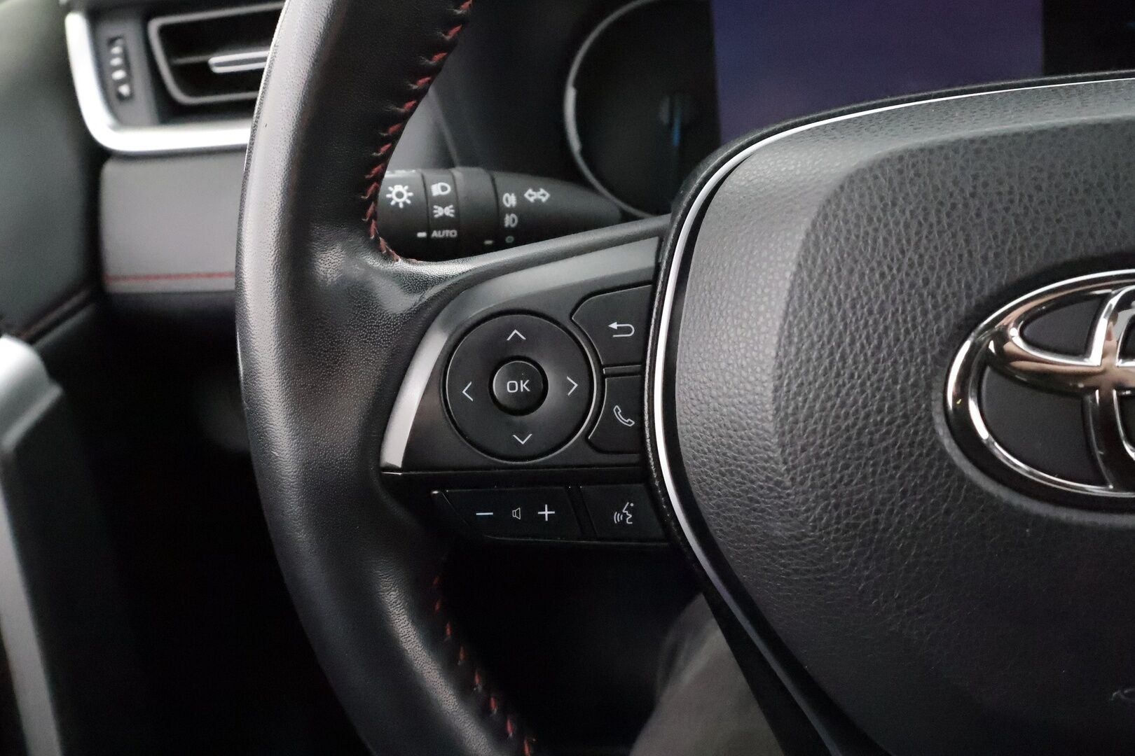 TOYOTA RAV4 PLUG-IN 2020 2.5 Hybrid AWD-i Premium * Webasto / Koukku / Panorama / ACC / JBL / LED / 360° / Ilmastoitu Muistipenkki / Keyless * - 2x Latauskaapelit / Kahdet renkaat aluvanteilla / * HUIPPU VARUSTEILLA *